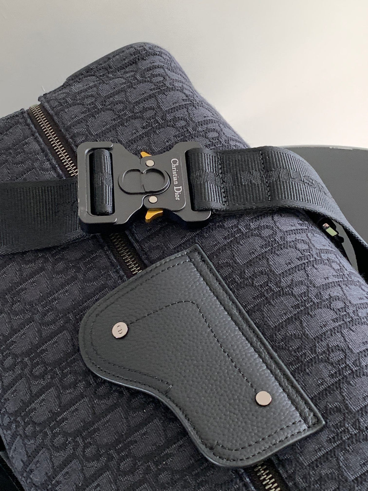 This Dio Lingot 50 handbag is new this season. Practical and elegant, unique. Crafted from black Oblique jacquard fabric. With black grained calfskin leather details to enhance the style. Decorated with DIO logo on the front. Zippered compartment with