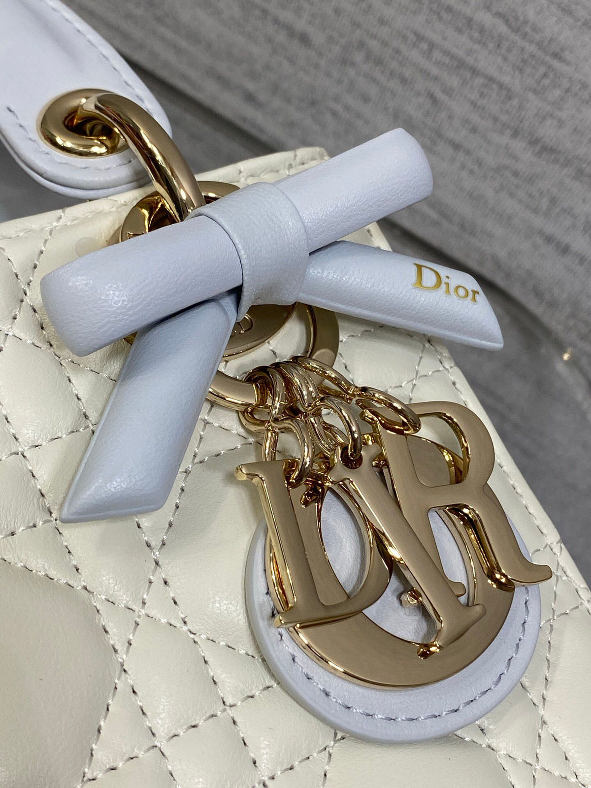 Classic Lady's latest bow-tie Princess Diana bag. A must-have three-compartment bag for everyone. Charming, elegant and full of aura. It is also full of femininity when carried cross-body. Classic fashion style. This beautiful bag is available on Instagra