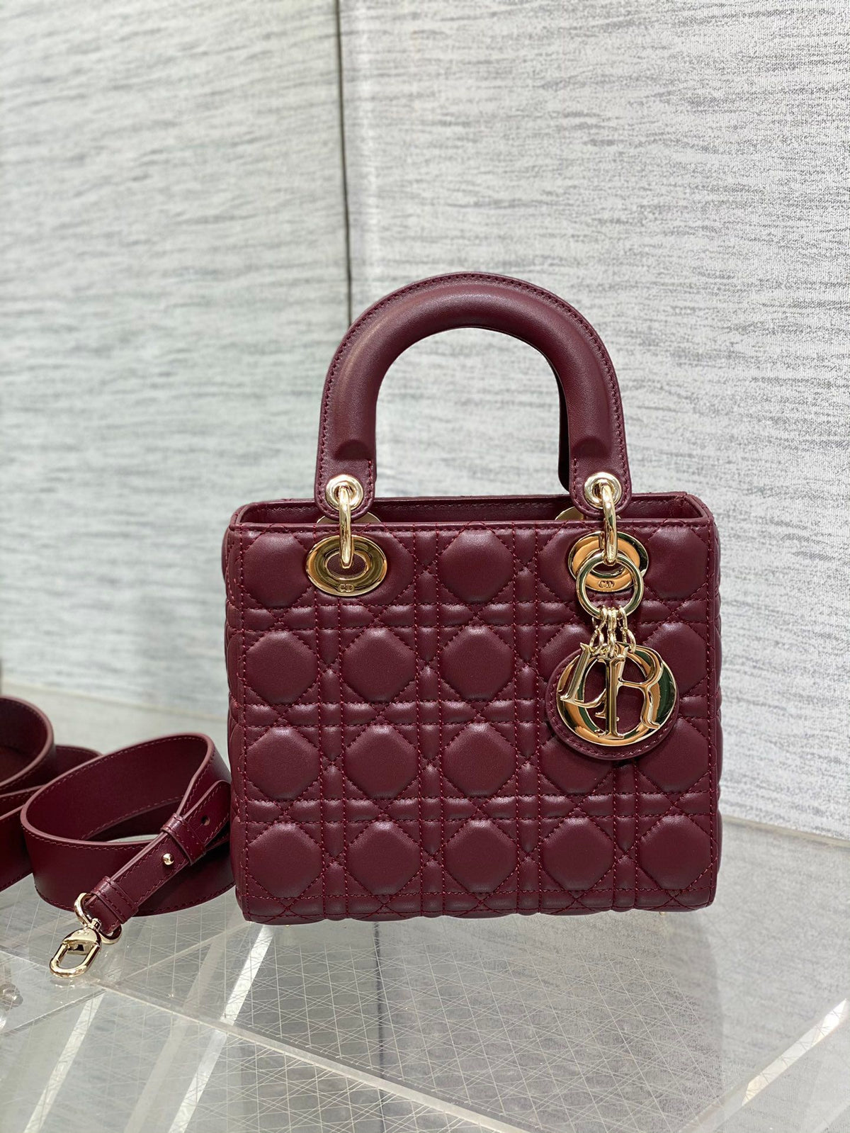 Lady's four-frame burgundy sheepskin gold buckle series, the latest colors for spring and summer, fresh style, and the latest letter shoulder straps are extra points. 6 letters are delivered. Babies can choose the buttons they like as they like. No need
