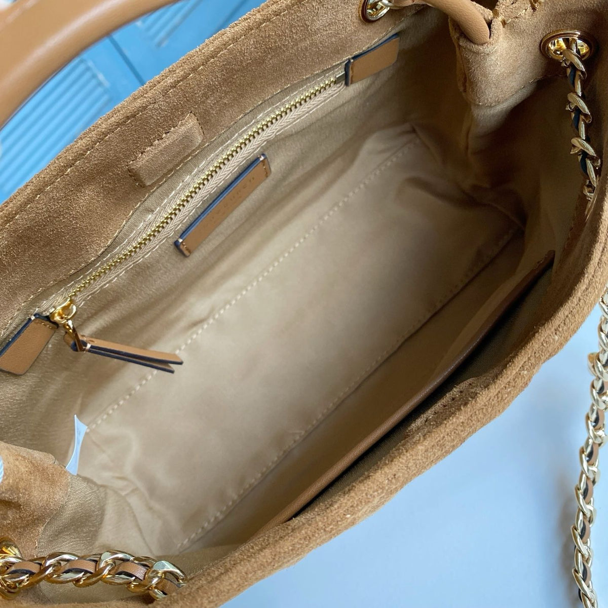The TB new Fleming series is refreshed with a lightweight and slender quilted diamond grid pattern. This small handbag is crafted from soft leather and features a magnetic snap button with two pockets for easy storage. It can easily accommodate a tablet