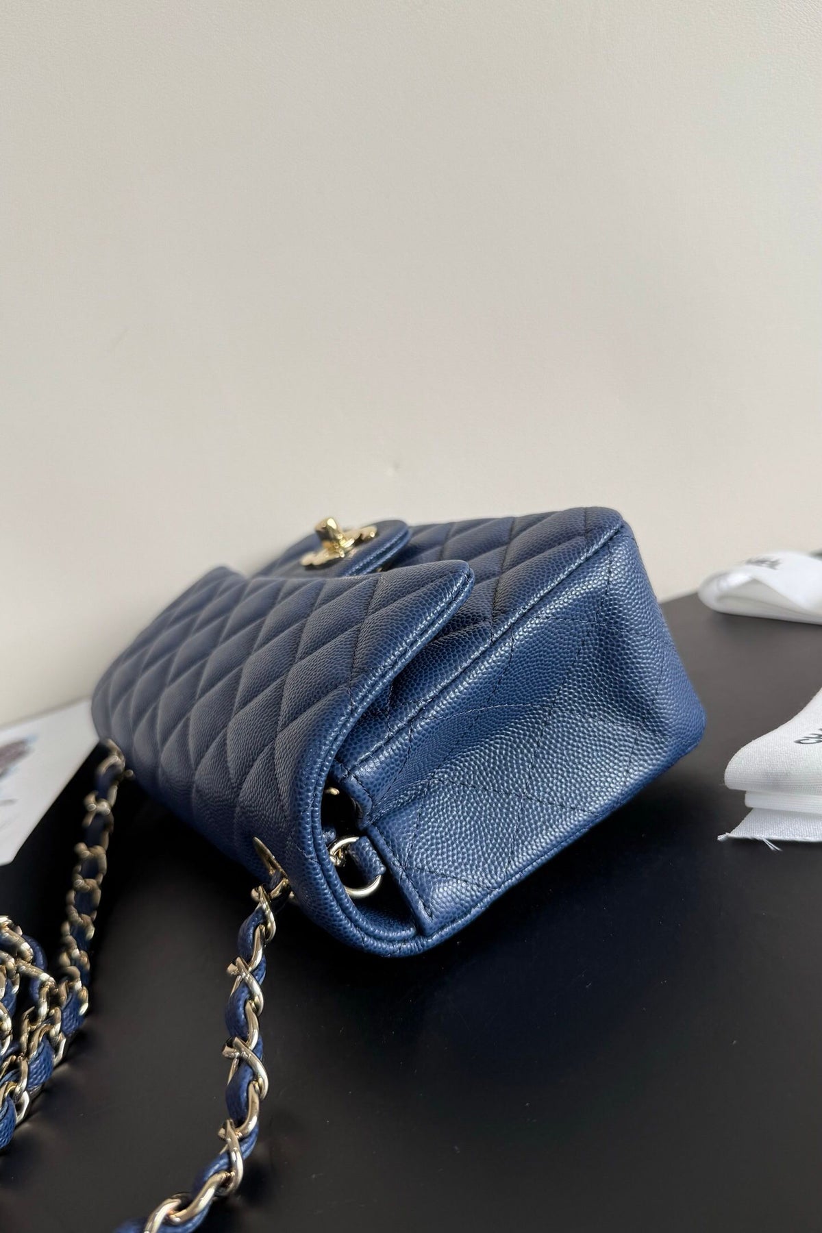 CF1116 new product fine ball pearlescent cowhide caviar (ball pattern) brand new upgraded version of the top original single item. Original leather imported from France. The fullness of the rhombus. The shape of the whole bag is particularly perfect in