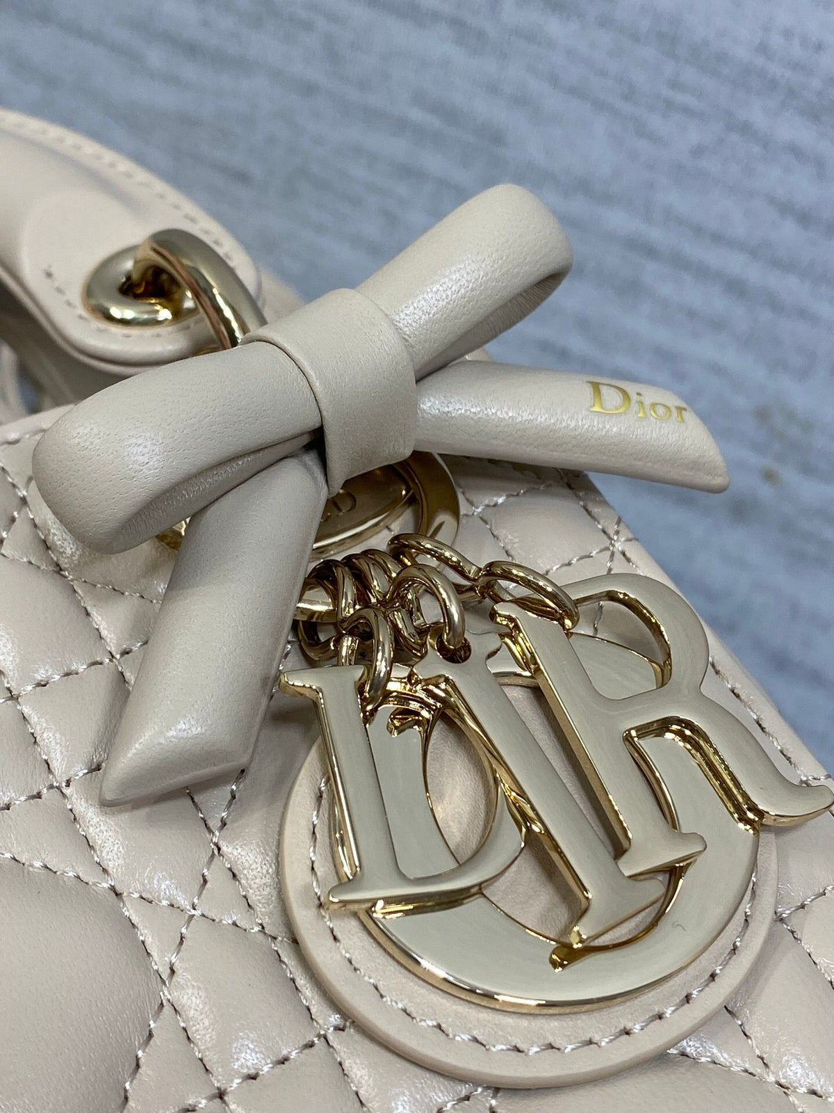In stock, Classic Lady's latest bow-tie Princess Diana bag. A must-have three-compartment bag for everyone. Charming, elegant and full of aura. It is also full of femininity when carried cross-body. Classic fashion style. This beautiful bag is available