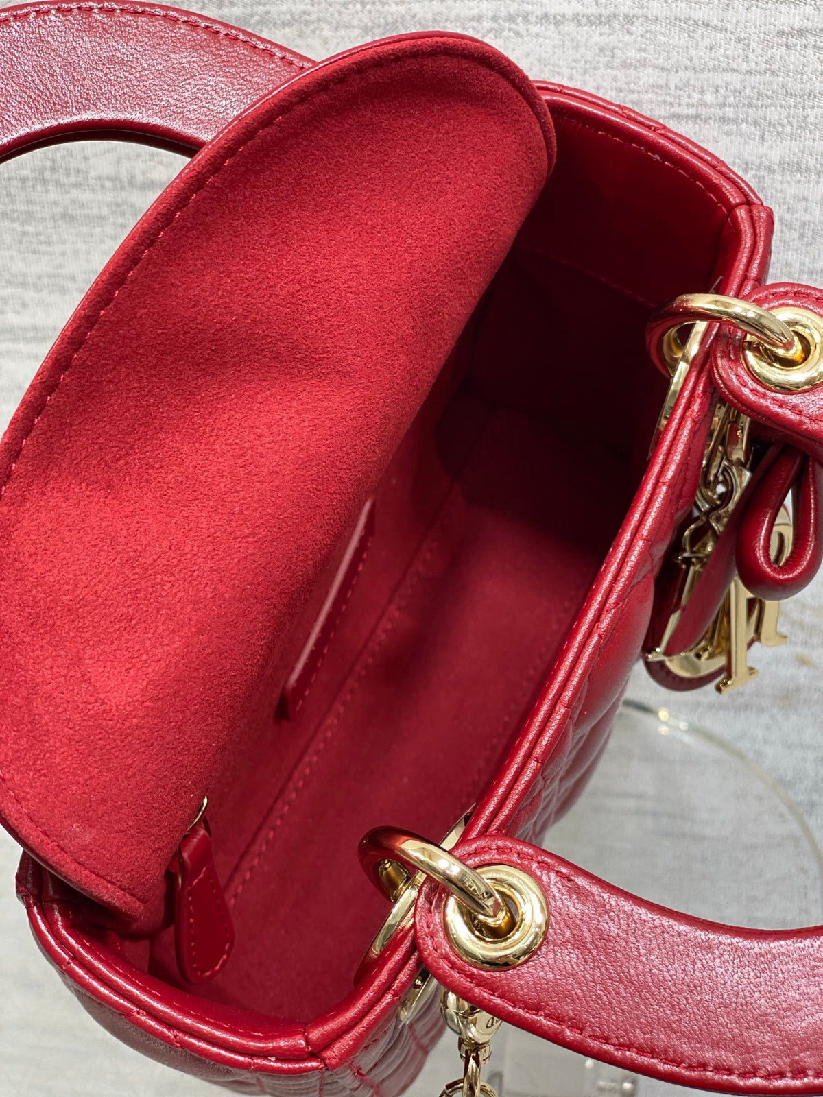 Cherry red in stock Classic Lady's latest bow-tie Princess Diana bag. A must-have three-compartment bag for everyone. Charming, elegant and full of aura. It is also full of femininity when carried cross-body. Classic fashion style. This beautiful bag is