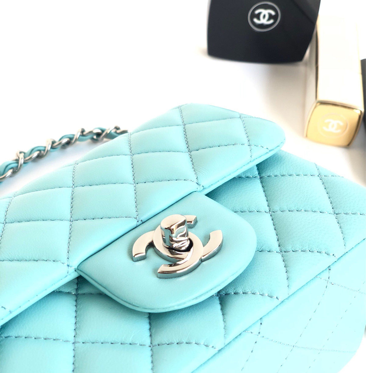 Fang Fatzi Mini 17cm CF has a very feminine elegance and inherits classics. It is listed as the historical sales champion and is an indispensable piece in every pink fan’s wardrobe. 17cm650 Sheepskin