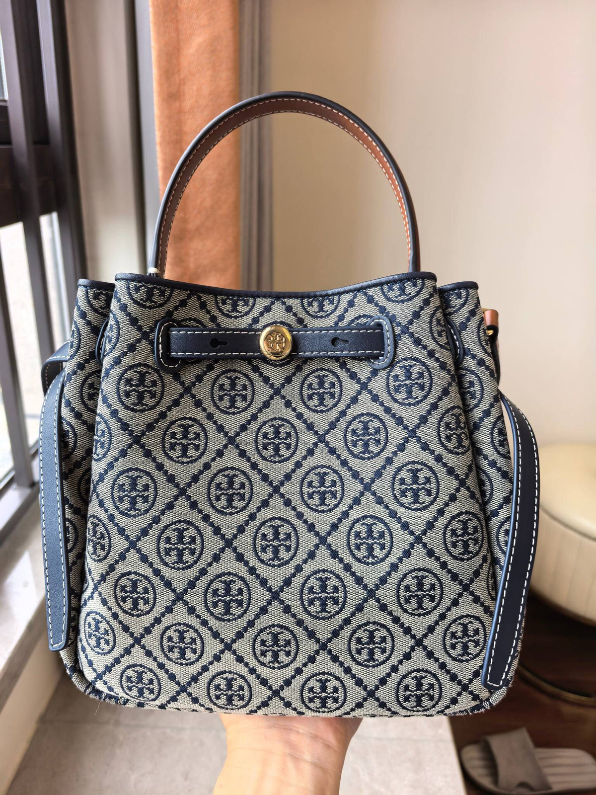 Number 923 Blue Flower Toryburch Brand New Drawstring Shopping Tote ROMY Handheld Crossbody Bucket Bag with Delicate and Thick Head Layer Leather Material and Soft Waist Contour. It is the ultimate daily handbag with light weight and spacious interior