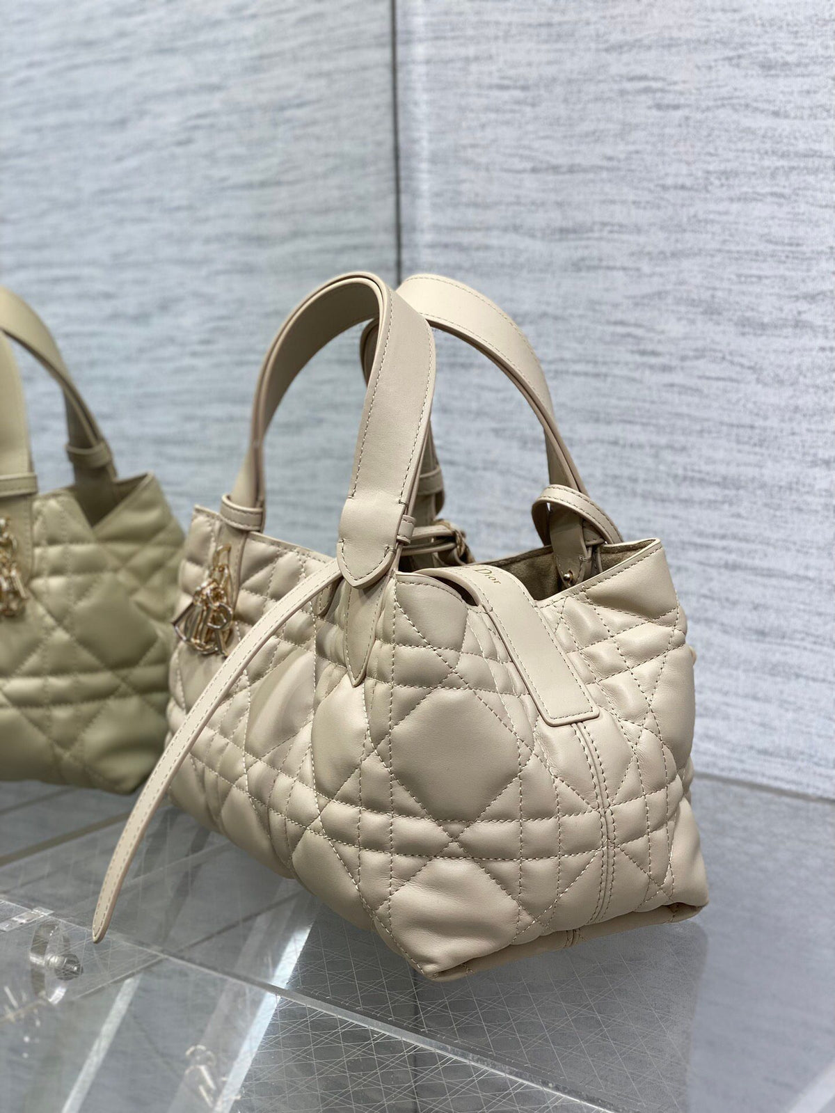 The small light apricot is in stock. Take Toujours for travel. The oversized rhombus design is paired with classic letter accessories. It is very modern and fashionable. The structure of the bag is very soft. The calfskin material is full of high-end
