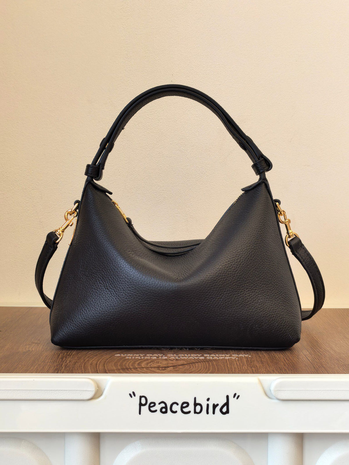 The new black TORY BURCH MELLOW SHOULDER BAG lunch box bag combines relaxation and practicality, making it a perfect match for spring and summer wear. The drop patterned cowhide feels like clouds, comfortable and lightweight, and won't press on the should