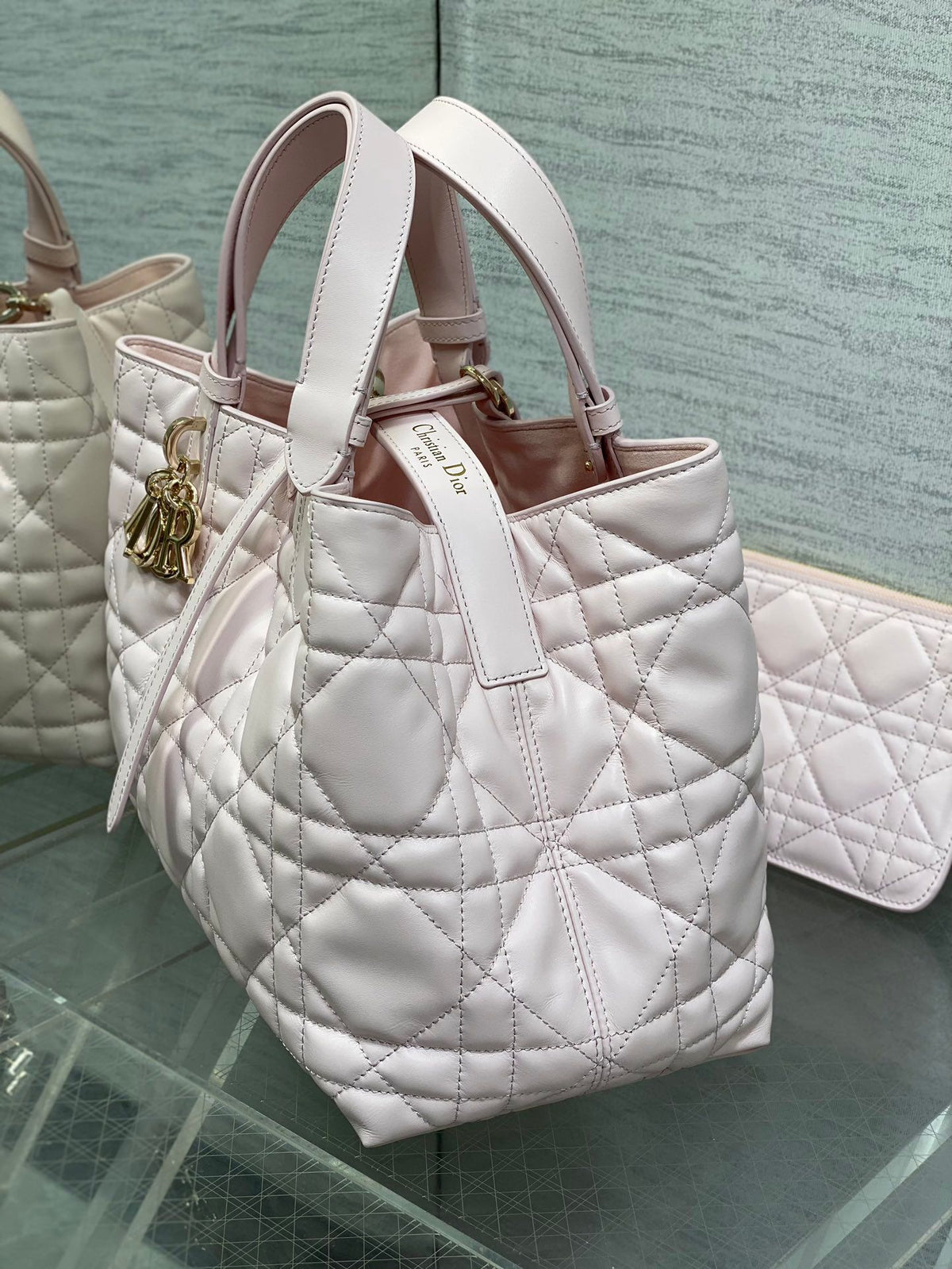 Medium size in stock. The latest sweet pink of Toujours series brick cabinet. It’s a bit too beautiful. The color of the high-value pink bag is super tender and super summer. It is a pinkish purple with low saturation. It is easy to handle the macaron