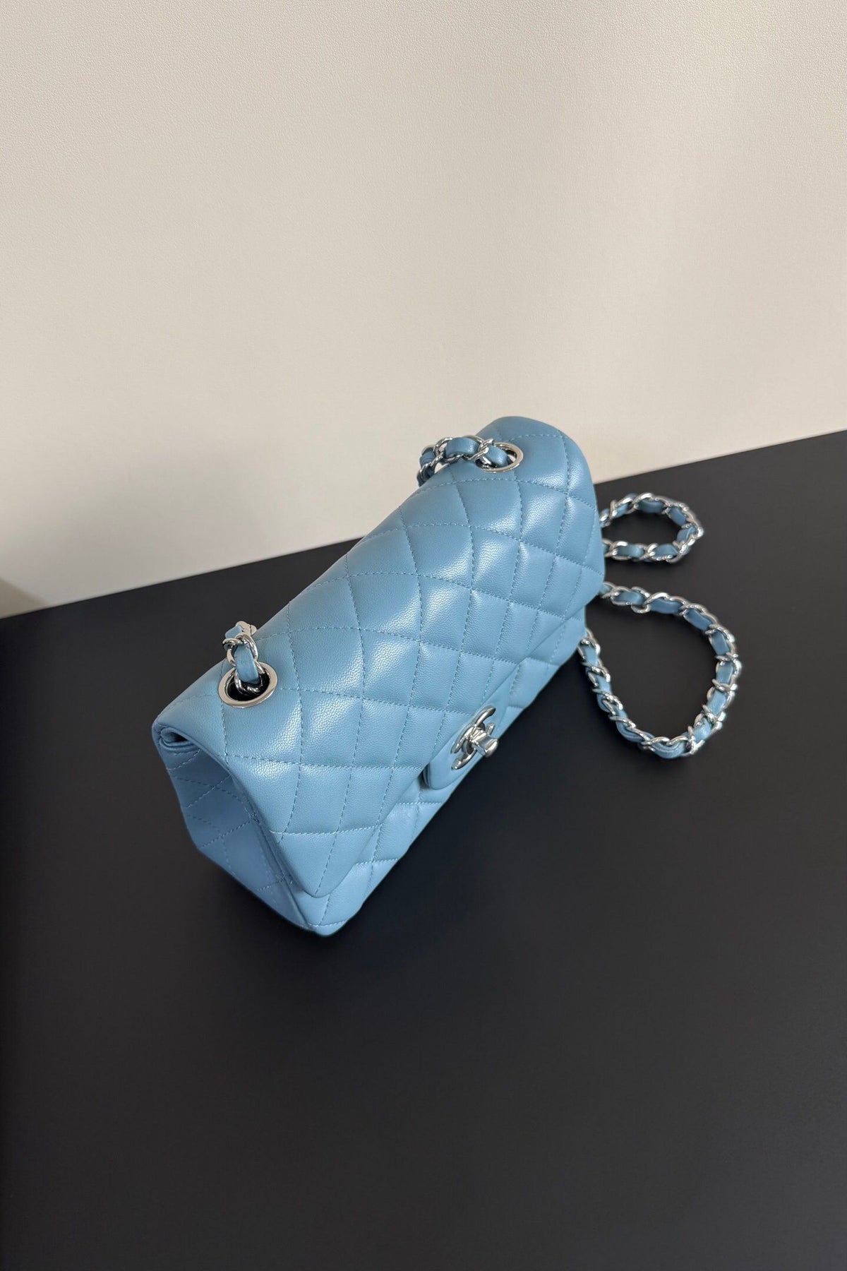 Upgraded version (full leather inside and outside) CF 20cm lambskin. Exclusive good product on the market. Please see the pictures for leather details and workmanship. It is perfect. Welcome to compare. 116 light blue
