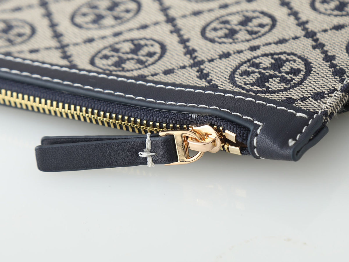 Tory Burch's new vintage tote bag features double T jacquard fabric and navy blue leather trim, making it durable and wear-resistant! The interior space is super large, with a 13 inch laptop folding umbrella that can hold commuting or mommy bags. The