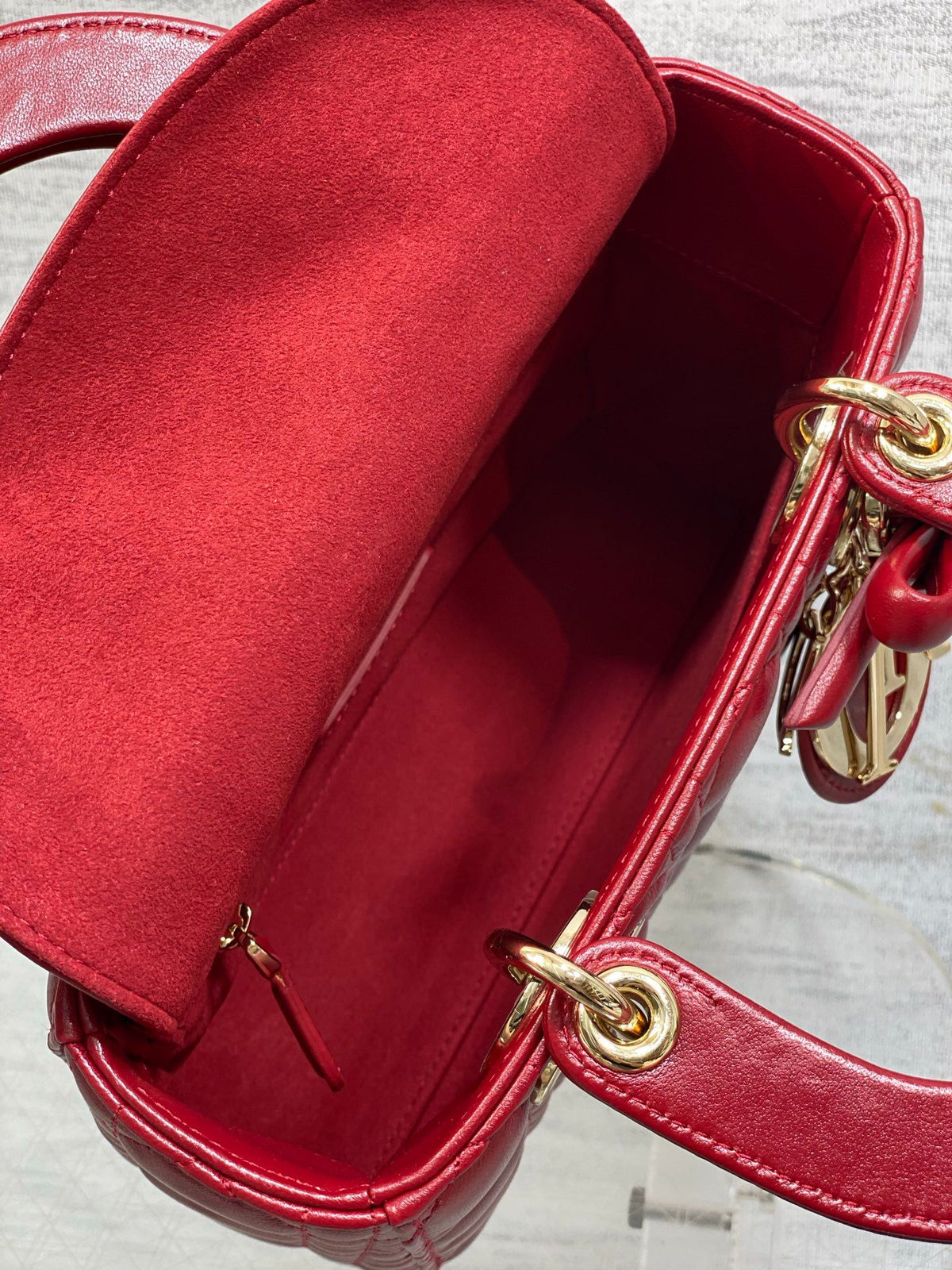 Cherry red ready-made Lady's latest four-lattice bow Diana bag. It is carefully made of lambskin. It is a must-have Princess Diana bag for everyone. It is charming, elegant and full of aura. It is also full of femininity when carried cross-body. Classic