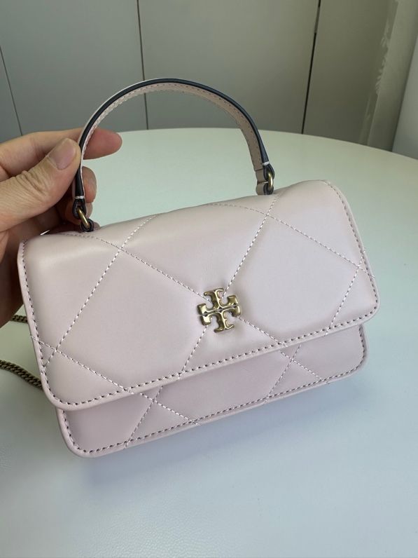 Black Kira diamond patterned mini handheld chain with coin clip layer, leather longitudinal extension, diamond patterned fluffiness like clouds, outlining diverse contours, combined with inclined double T logo decoration and dense inlay technology, making