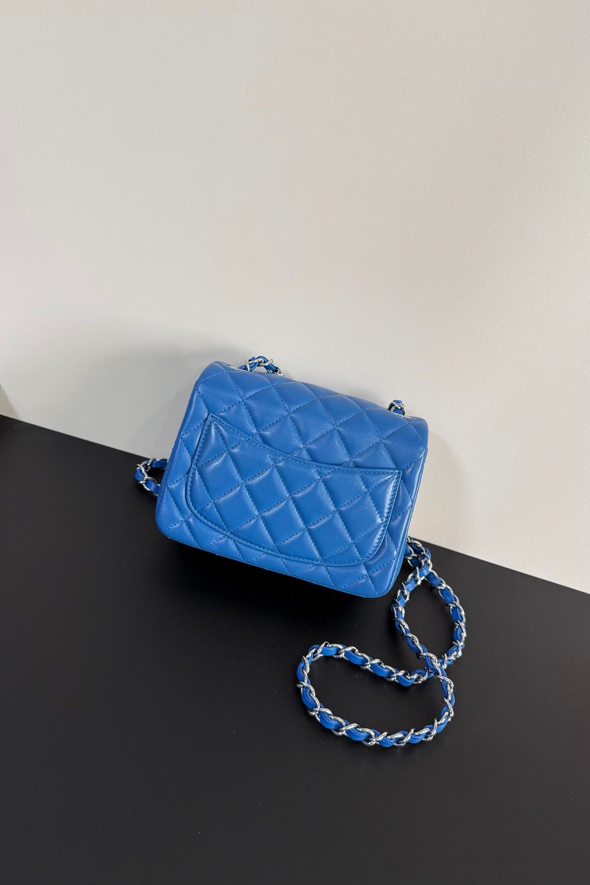 Electric Blue Classic Flap Classic Cf Square Fatty is back in stock. It is exquisite and durable. It is a timeless style that can be matched with anything.