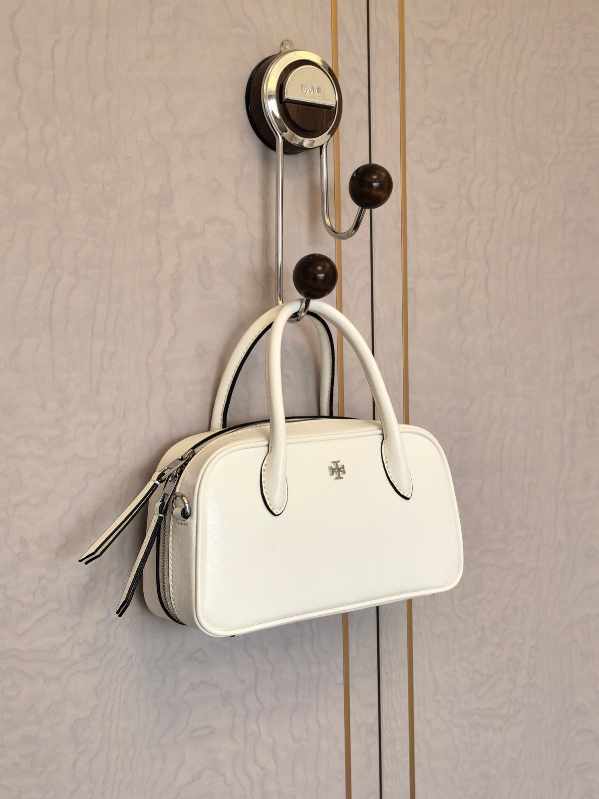 The TORY BURCH ROMY TEXTURED MINI BOX CROSSBODY Mini Bowling Bag Small square bag is versatile, round and shaped, portable, cross body, commuting and dating can carry leather, oil resistant wax cow leather itself is relatively wear-resistant, and it is