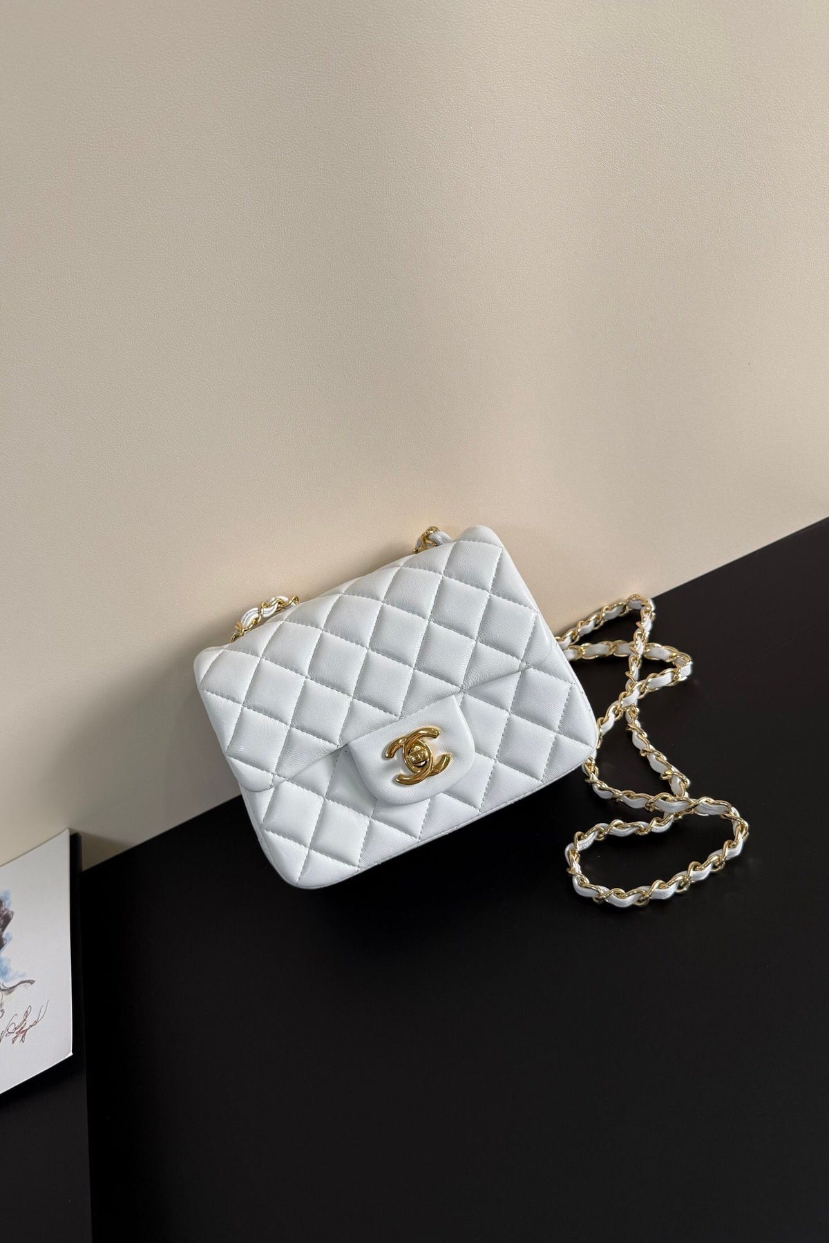 Pure white Classic Flap classic Cf square fat return is exquisite and durable. It is a timeless style that can be matched with anything.