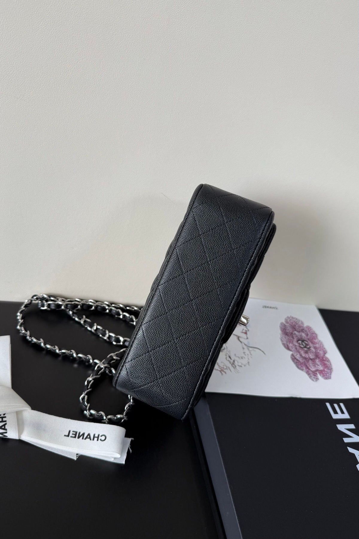 CF upgraded version of 116 Caviar "Classic Flap" classic flap bag. Customized calfskin from imported channels with fine ball grain. First-class calfskin caviar with both graininess, gloss and softness. Classic rhombus design and leather-pierced metal