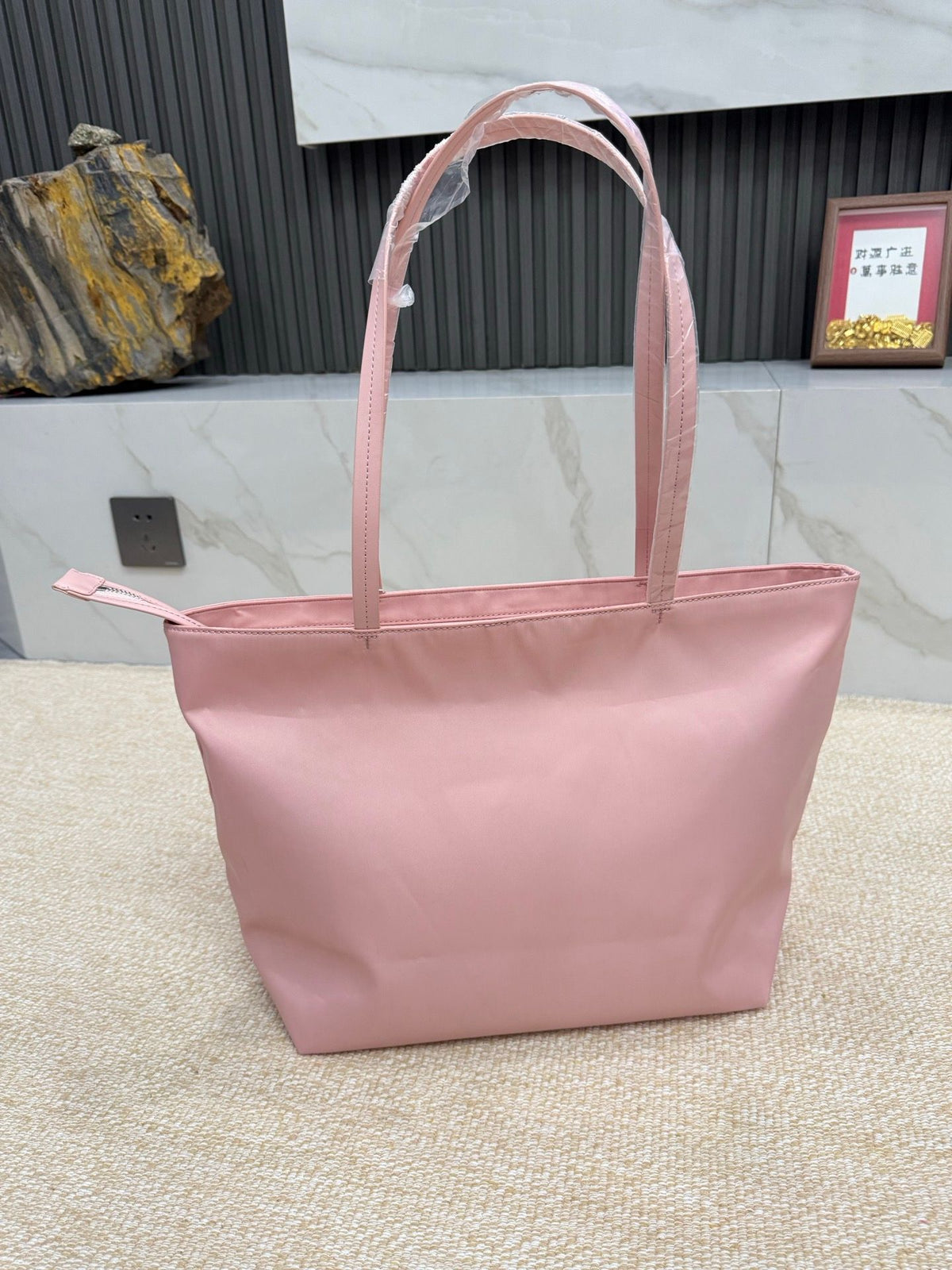 A gentle and pink bag shape in spring, paired with a lightweight nylon tote bag and a large capacity suitable for commuting. The underarm bag is the preferred choice for casual outings, with a soft texture and gentle color tone that adds a touch of freshn