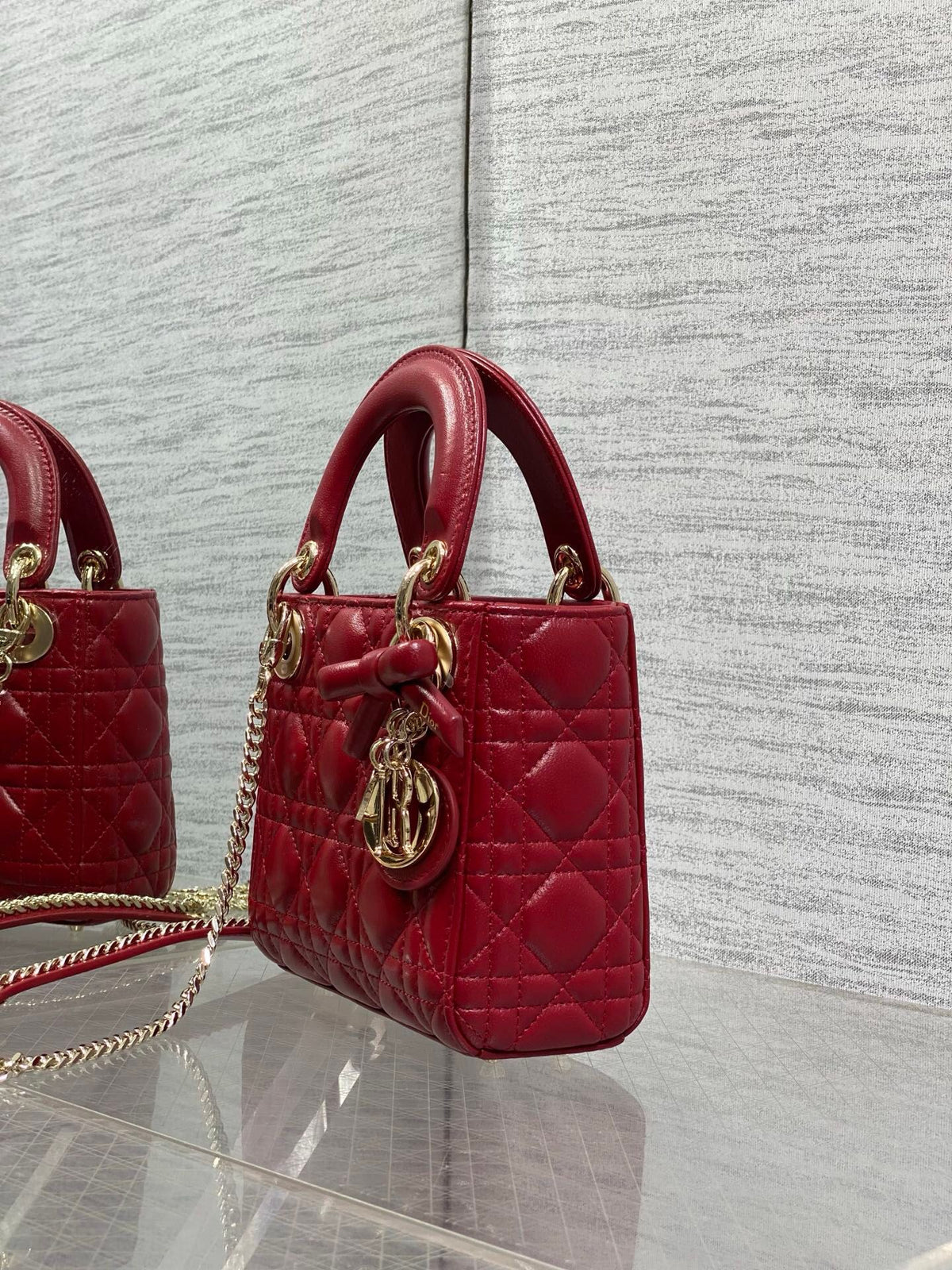 Cherry red in stock Classic Lady's latest bow-tie Princess Diana bag. A must-have three-compartment bag for everyone. Charming, elegant and full of aura. It is also full of femininity when carried cross-body. Classic fashion style. This beautiful bag is
