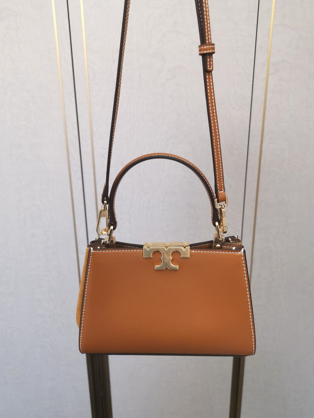 Number 995 Meide La Color Small TORY BURCH Tang Li Bai Qi New Eleanor Leather Handbag Adorned with Exquisite Suede Leather Edges, Neat and Bold Body, Iconic Double T Logo Three Dimensional Dazzling Exquisite Craftsmanship Available with Handle or Detachab