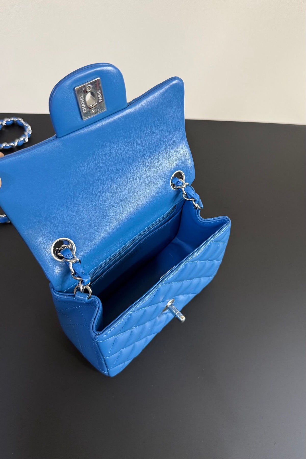 Electric Blue Classic Flap Classic Cf Square Fatty is back in stock. It is exquisite and durable. It is a timeless style that can be matched with anything.