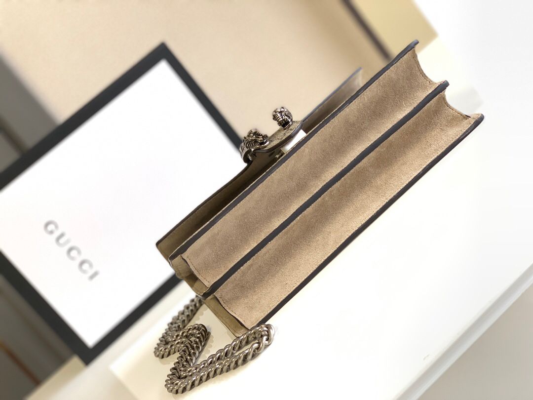The highest version, original factory leather, top-grade original single product, comes with a full set of packaging. The bag, Diosus, is a medium-sized Pvc bag with khaki frosted leather. It remains a great favorite, and the entire bag looks more texture