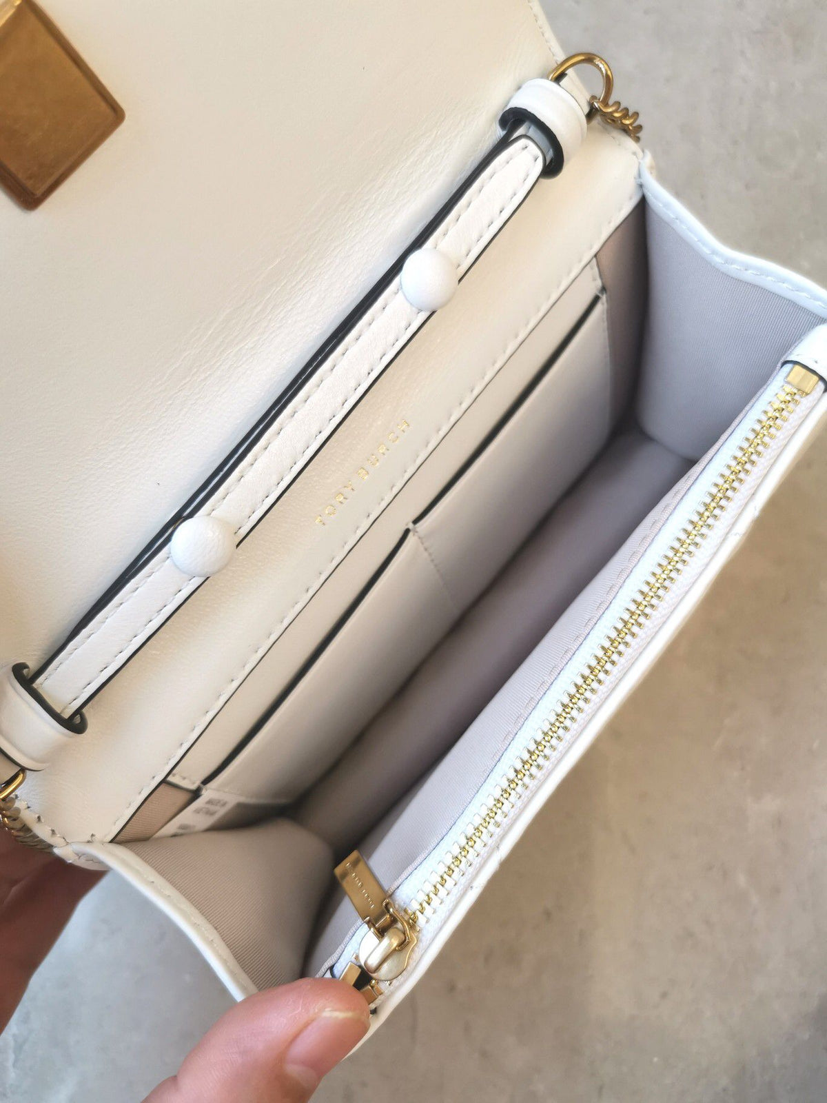 Number 516 TB158326 New Kira Mini Handheld Cloud Bag Diamond Fragrance Leather Large Diamond Grid Design retains Kira's original elegant style while adding a sense of fashion Size 17.511.54.5 158326