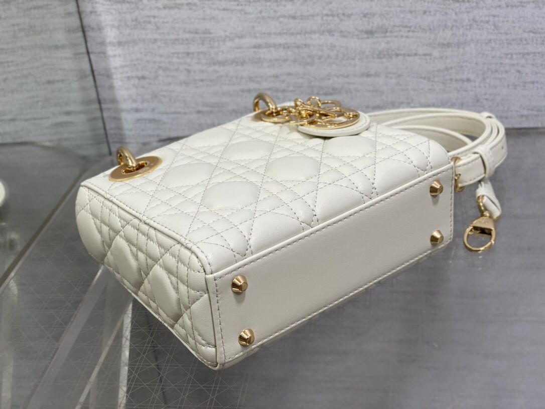 White ready-made Classic Lady bag. A must-have three-compartment bag for everyone. Charming, elegant and full of aura. It is also full of femininity when carried cross-body. Classic fashion style. This beautiful bag is available on Instagram and many