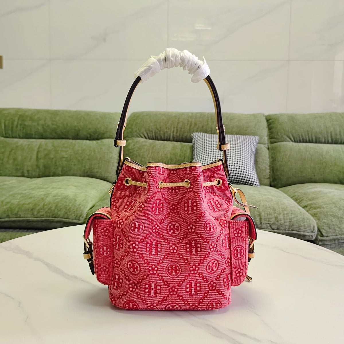 One of the design elements of Tory Burch's popular series, Eleanor Small Buet Bag Monogram, is the recognizable printing tool
