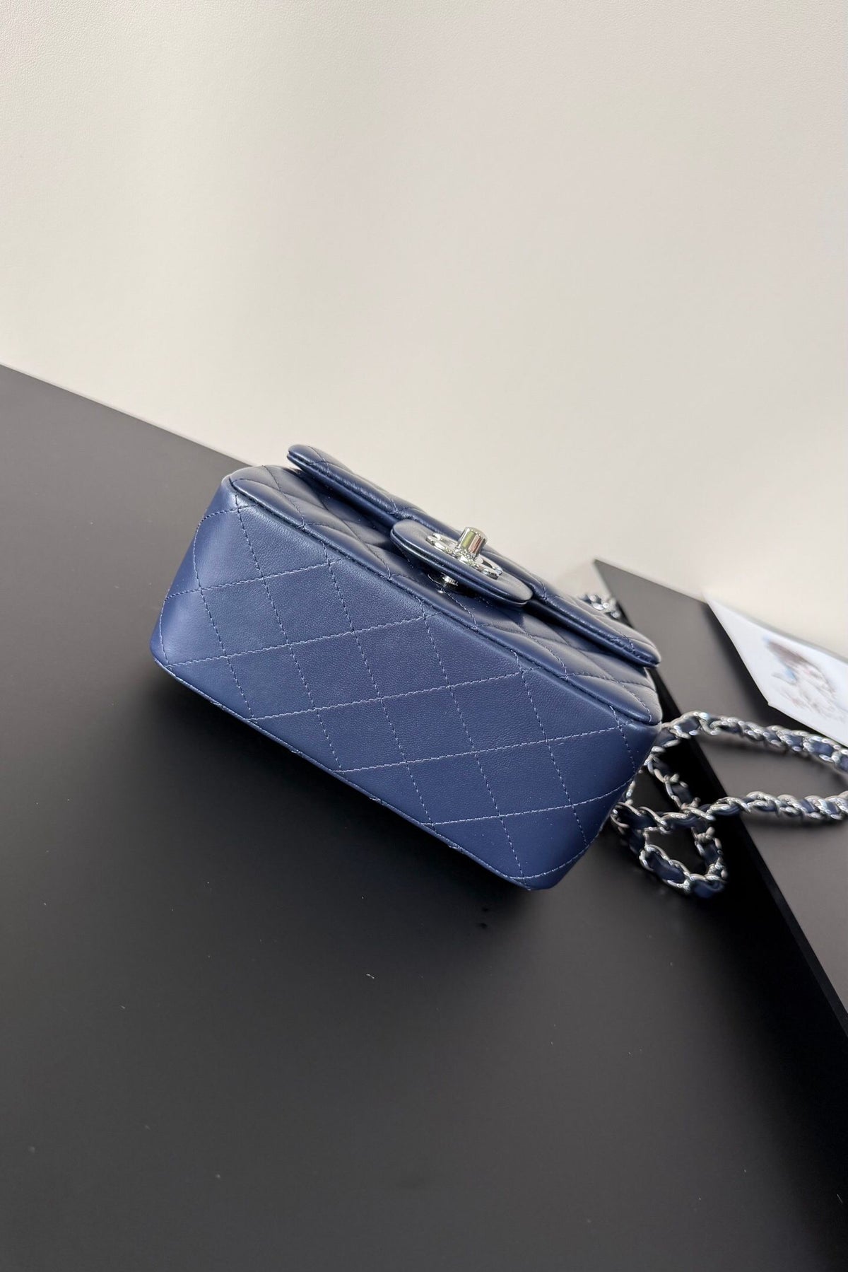 Dark blue silver buckle Classic Flap classic Cf square fat return is exquisite and durable. It is a timeless style that can be matched with anything.