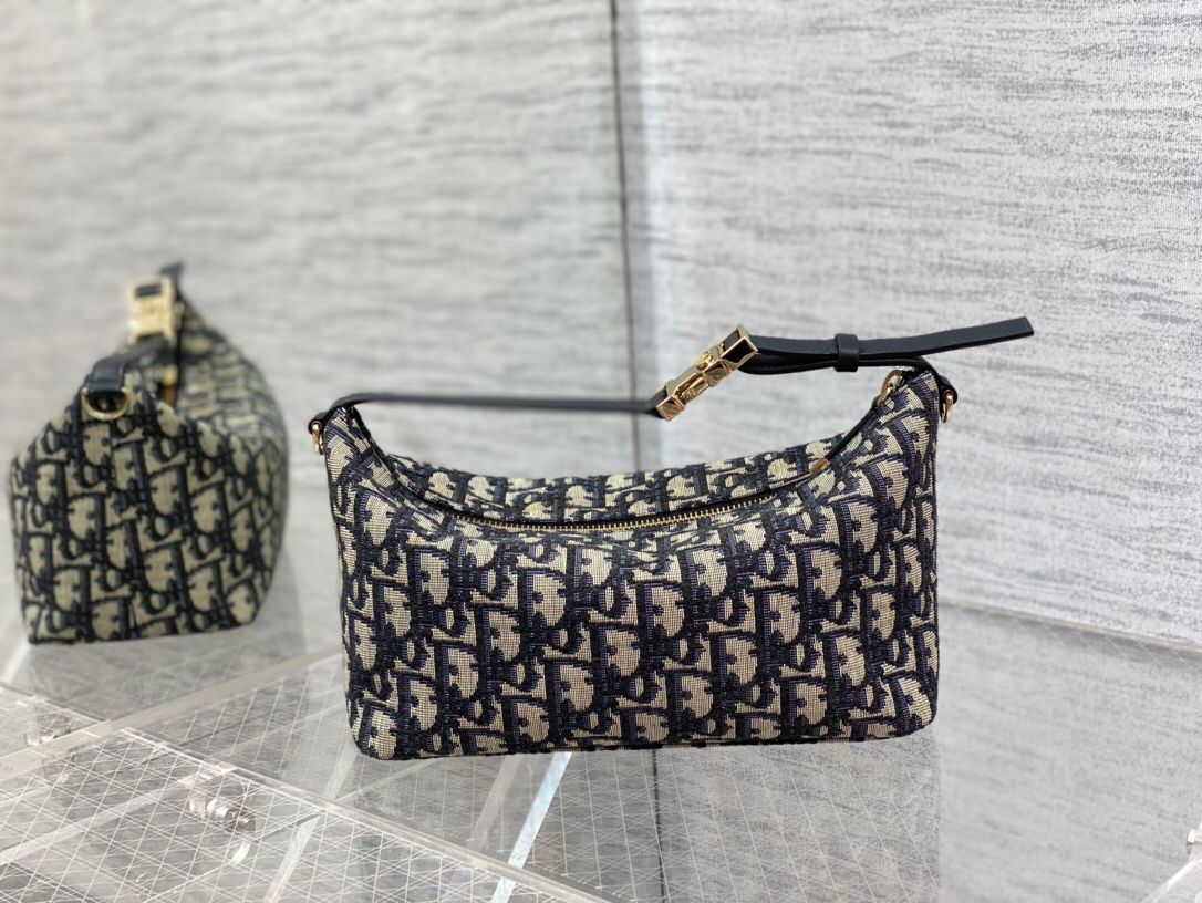 Medium size in stock, 2022 latest lunch box bag, I have to recommend it, a hot model for brick cabinets, same diamond pattern, classic old flower embroidery, iconic letters, very light for personal use, and has a good capacity. It can not only be cute