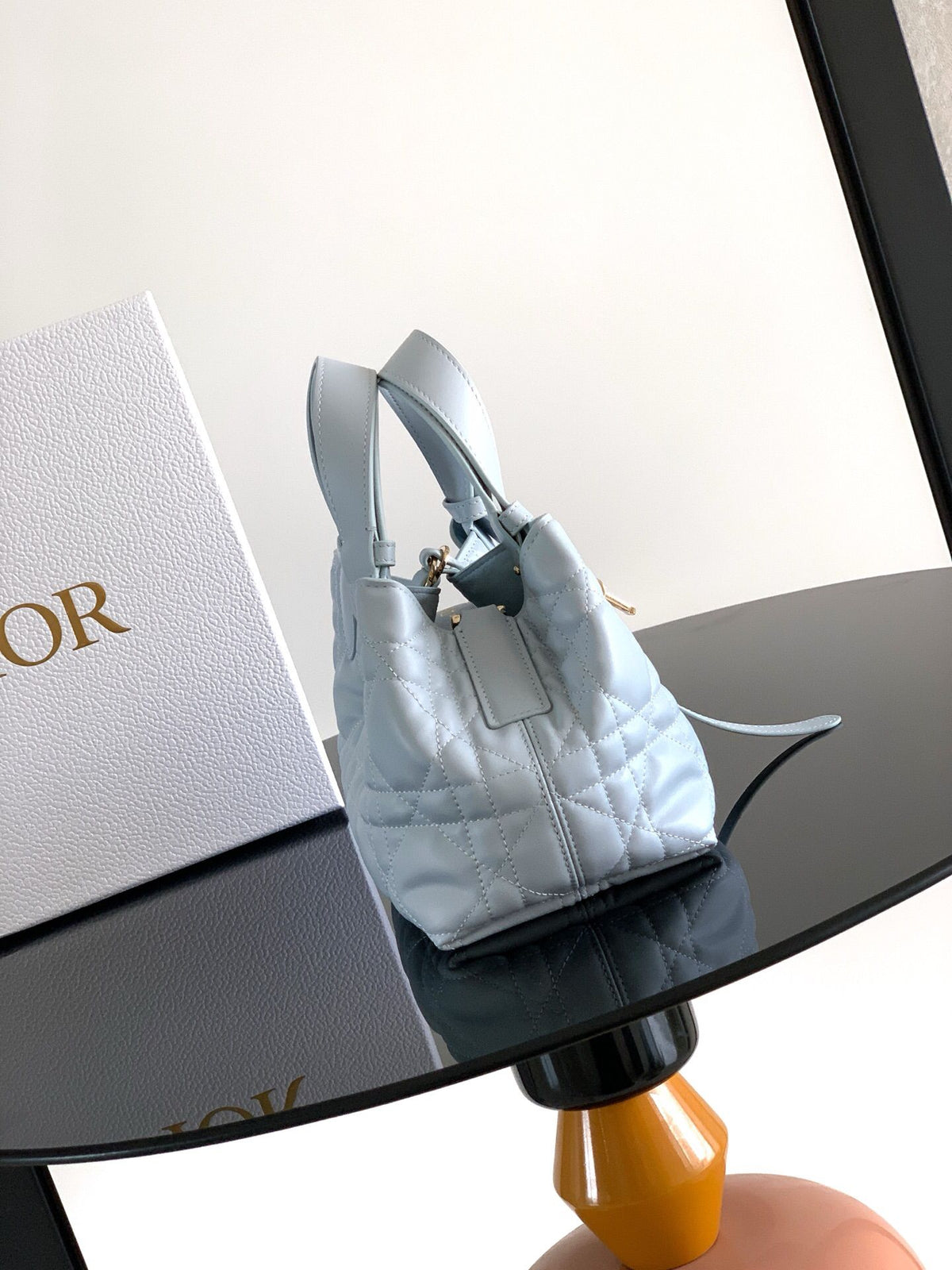This Toujours handbag debuted at the 2023 spring and summer collection show. It has a casual and practical design with a unique style. It is made of ice blue cow leather and is decorated with oversized cannage pattern topstitching. Spacious internal compa