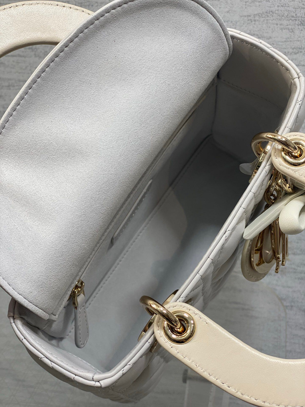 Lady's latest four-lattice bow Diana bag is carefully made of lambskin. It is a must-have Princess Diana bag for everyone. It is charming, elegant and full of aura. It is also full of femininity when carried cross-body. It has a classic fashion style