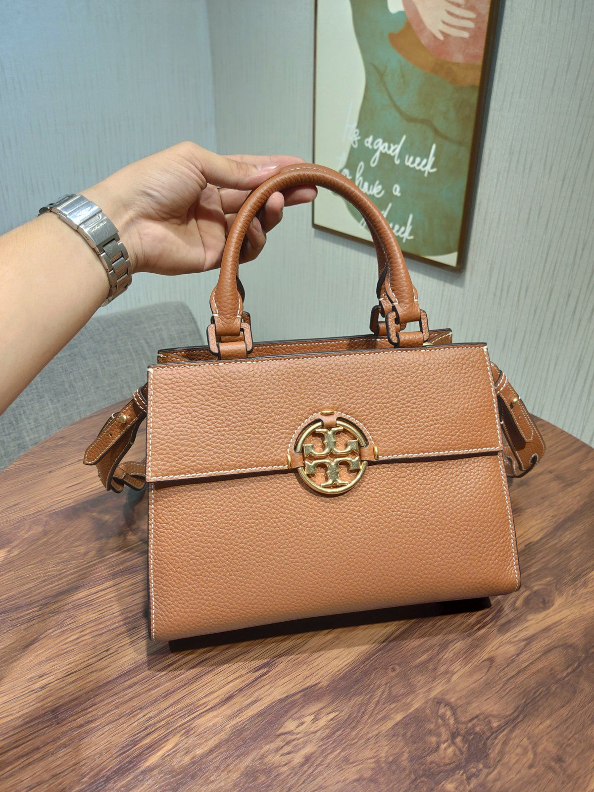 TORY BURCH's classic Miller handbag features lychee patterned cowhide and adjustable length woven leather diagonal straps, showcasing a variety of fashionable styles. The flip cover is equipped with magnetic snap fasteners