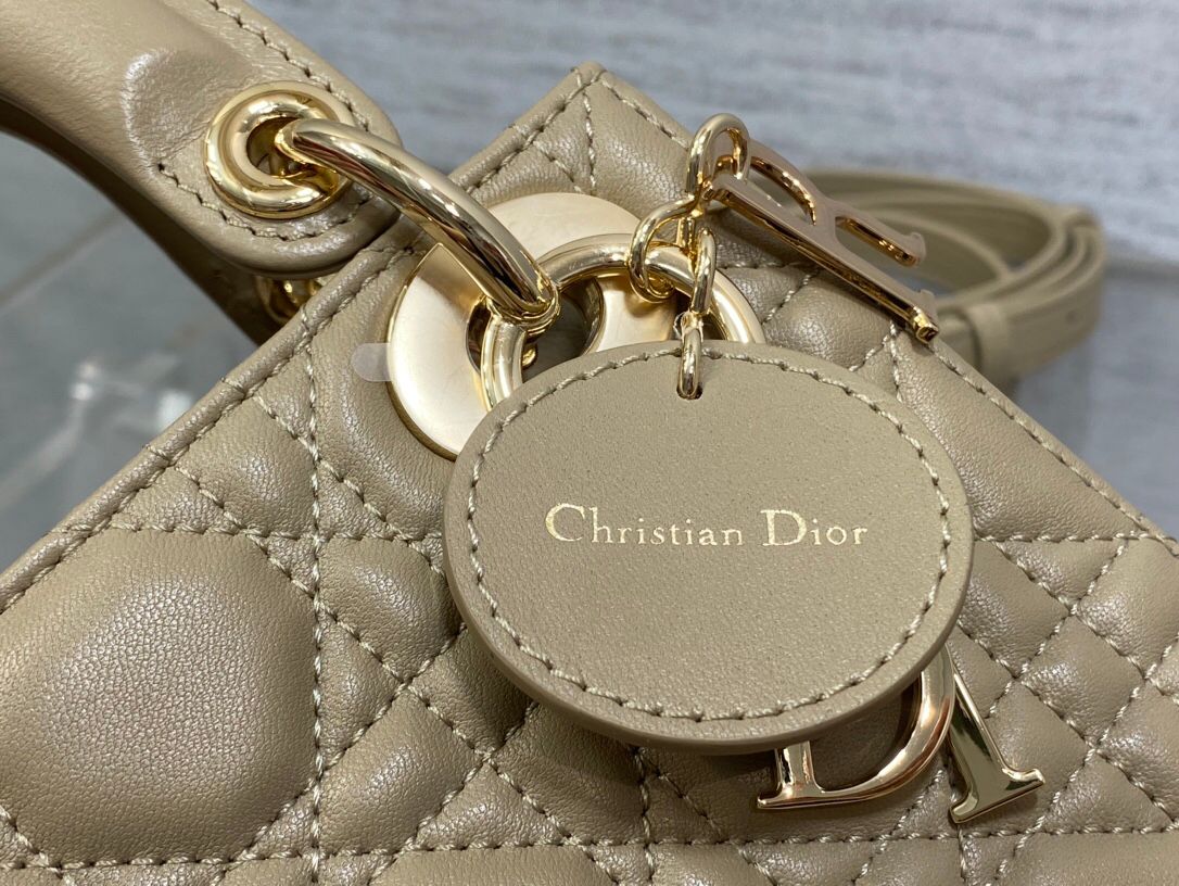 The three-compartment milk tea color Classic Lady bag is in stock. This three-compartment bag is a must-have for everyone. It is charming, elegant and full of aura. It is also full of femininity when carried cross-body. Classic fashion style. This beautif