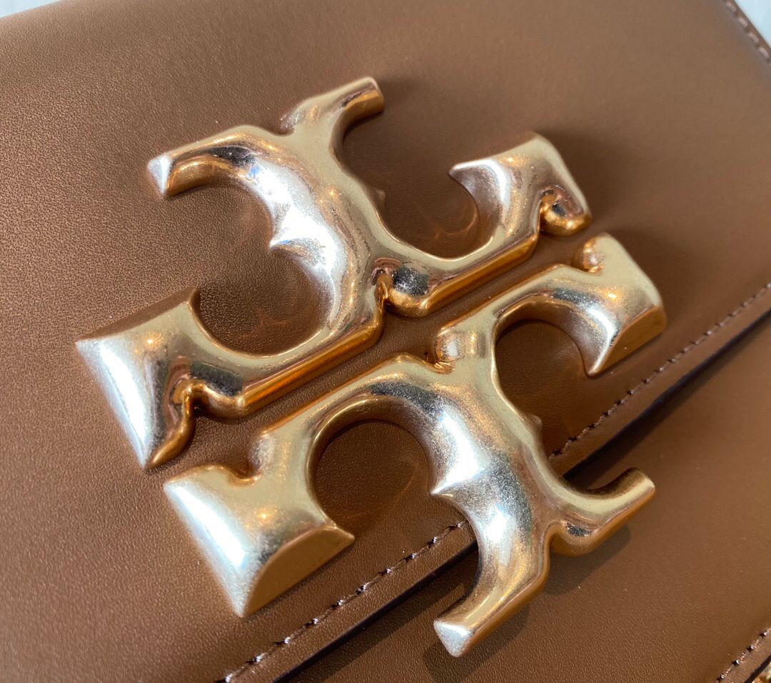 The apricot colored TORY BURCH ELEANOR SAMLL CONVERTIBLE SHOULDET BAG new tofu bag classic box bag is undoubtedly a good-looking and practical style with a stiff body