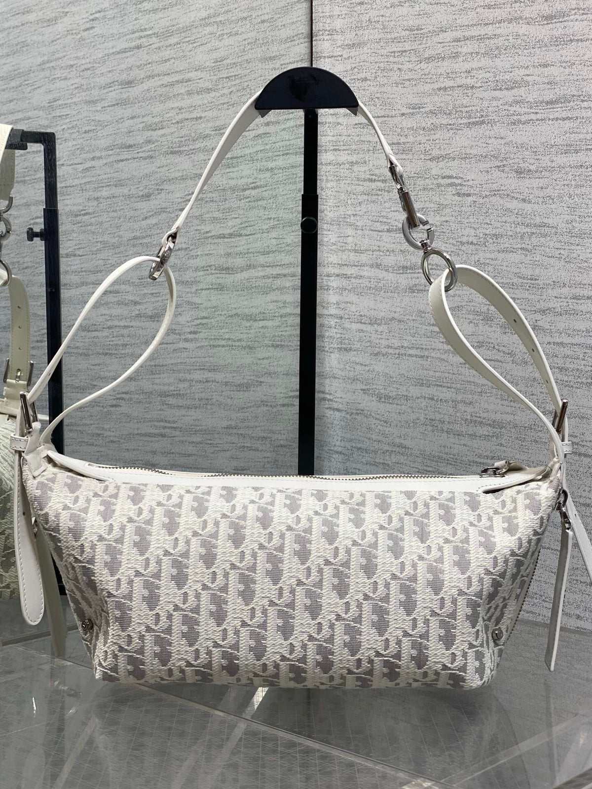 Small size in stock Journey white gray cloth silver buckle series It feels so summery. The white gray cloth fabric is matched with milky white calfskin. The light color looks fresh and healing. The hobo bag has a relaxed feeling. The shape of the bag is