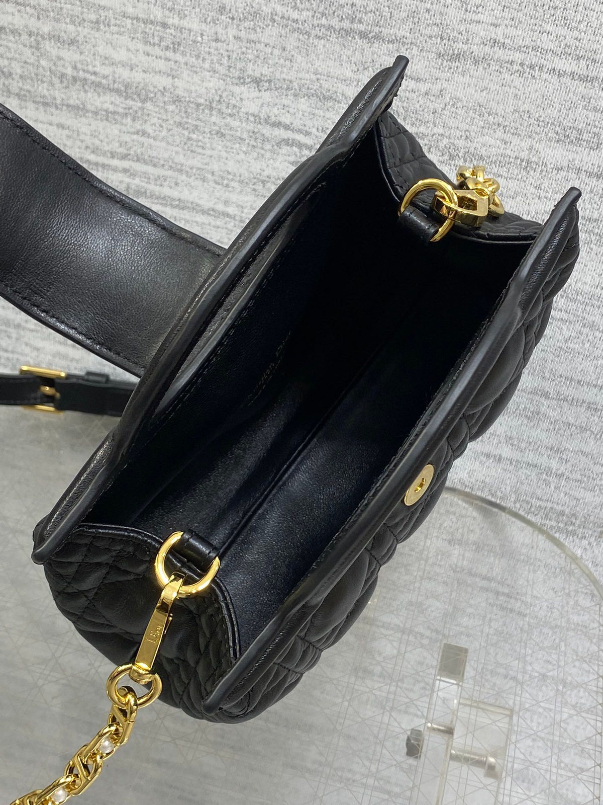 Jolie Top Handle Mini I have no resistance to this kind of exquisite small bag. Carrying a large bag is too tiring. I really like this compact model. It is small, but it can be stuffed with tissues when going out. The best thing is that it can be carried