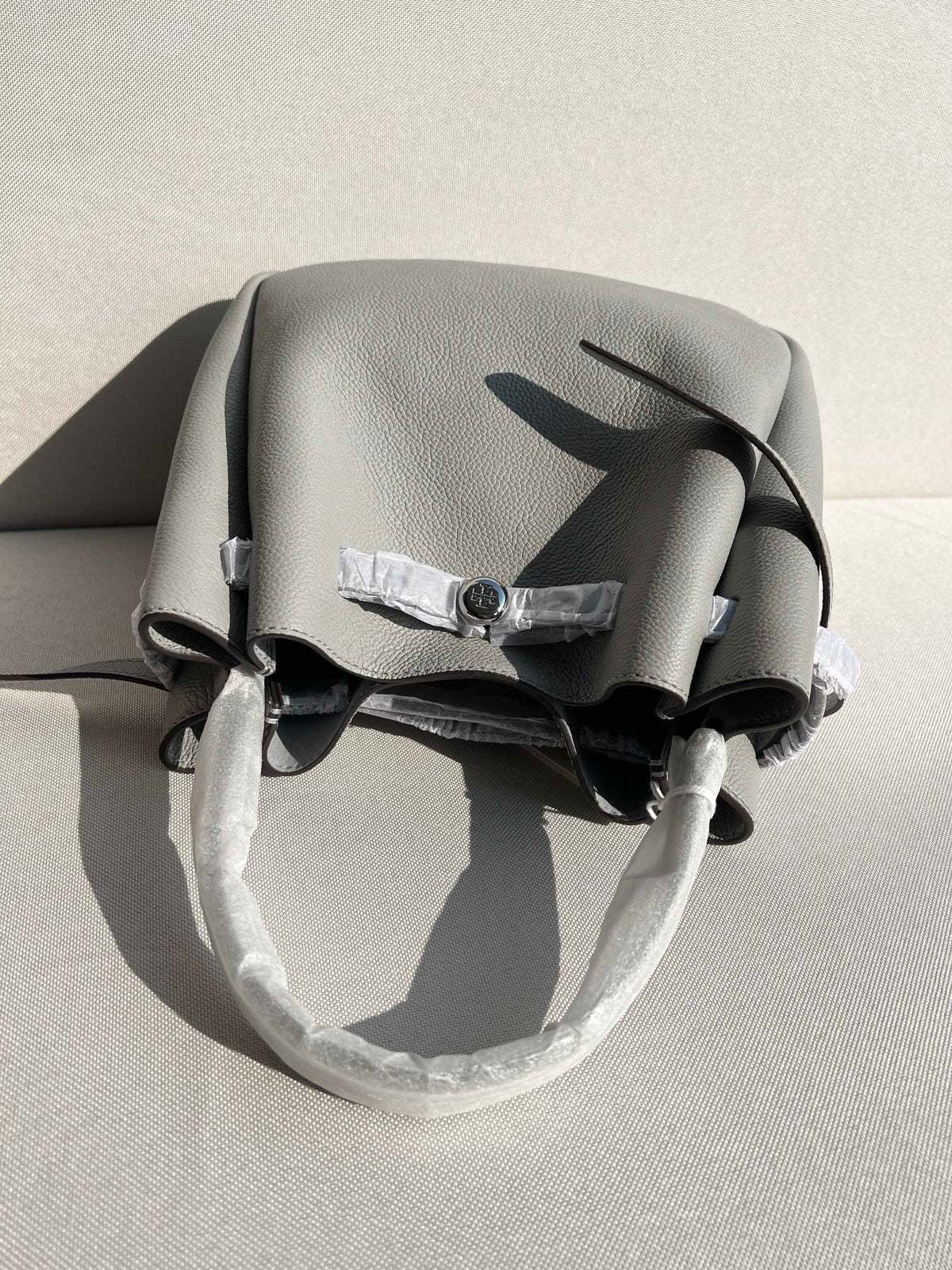TB new ROMY bucket bag vegetable basket bag latest series carefully selected soft grain leather profile, clever top closure, rich texture. This bucket bag is suitable for daily travel, lightweight and flexible. The bag has spacious and thoughtful interior