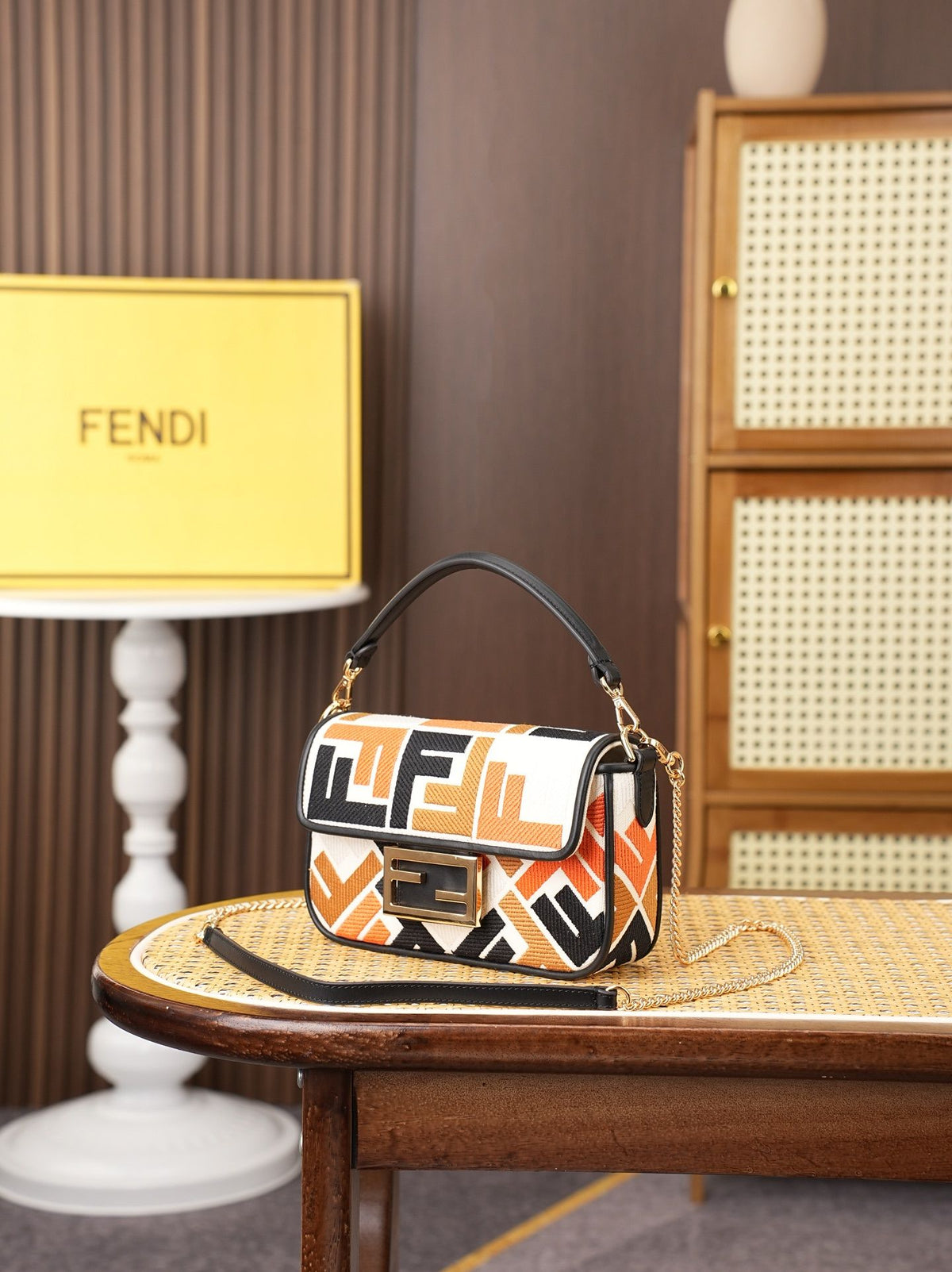 Model 6004, small size 20cm, FENDI's popular classic Baguette, crafted from high-quality canvas with advanced techniques. The entire bag features double FF three-dimensional embroidery, boasting an unparalleled texture. It comes with a detachable shoulder