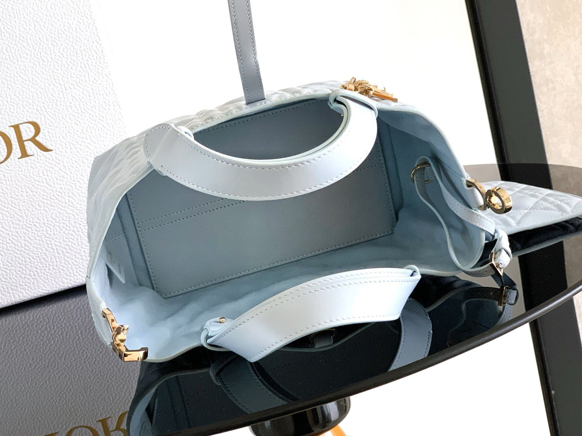 This Toujours handbag debuted at the 2023 spring and summer collection show. It has a casual and practical design with a unique style. It is made of ice blue cow leather and is decorated with oversized cannage pattern topstitching. Spacious internal compa