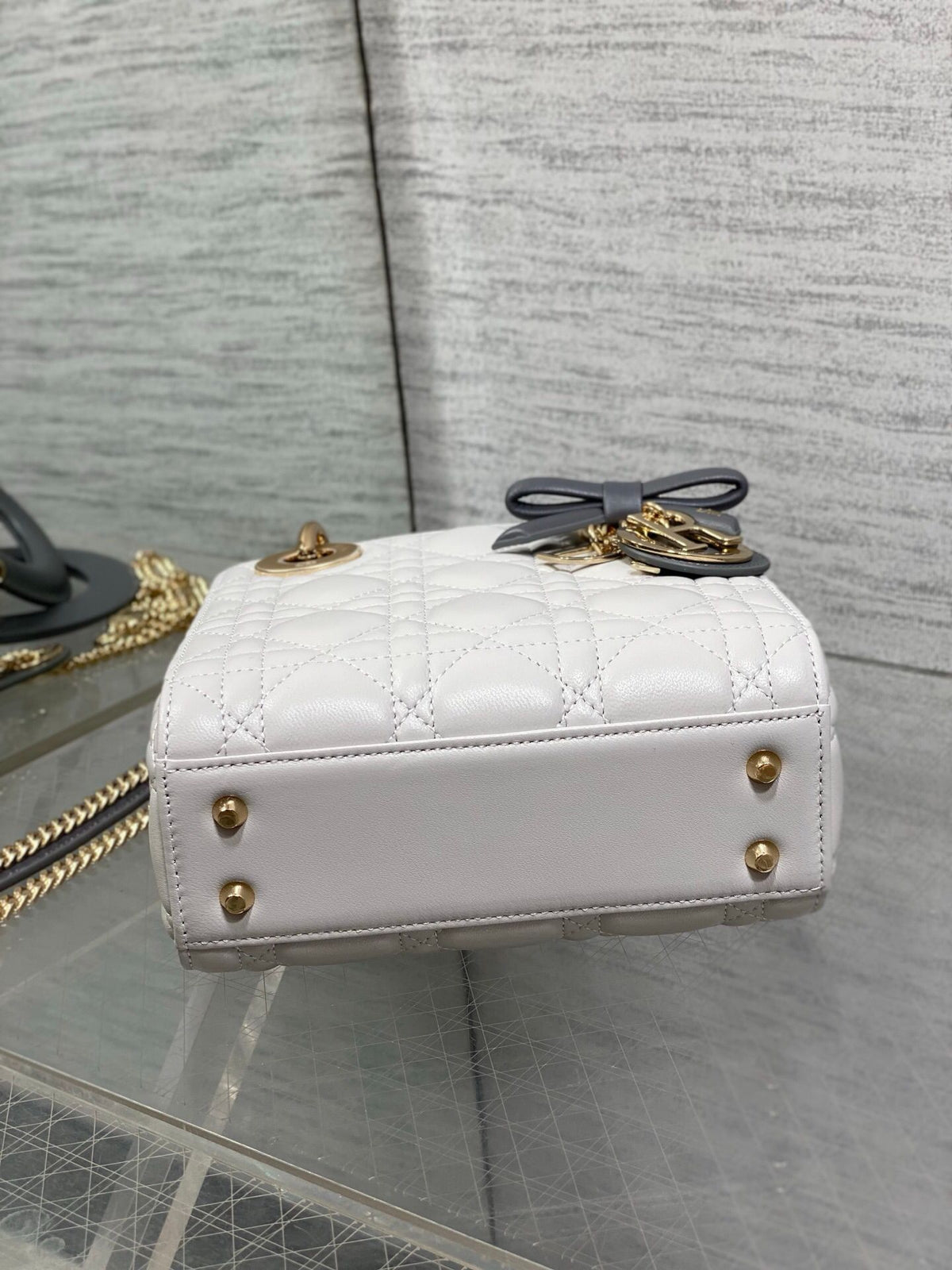 The Lady three-compartment bow bag is a must-have three-compartment bag for everyone. It is charming, elegant and full of aura. It is also full of femininity when carried cross-body. Classic fashion style. This beautiful bag is available on Instagram