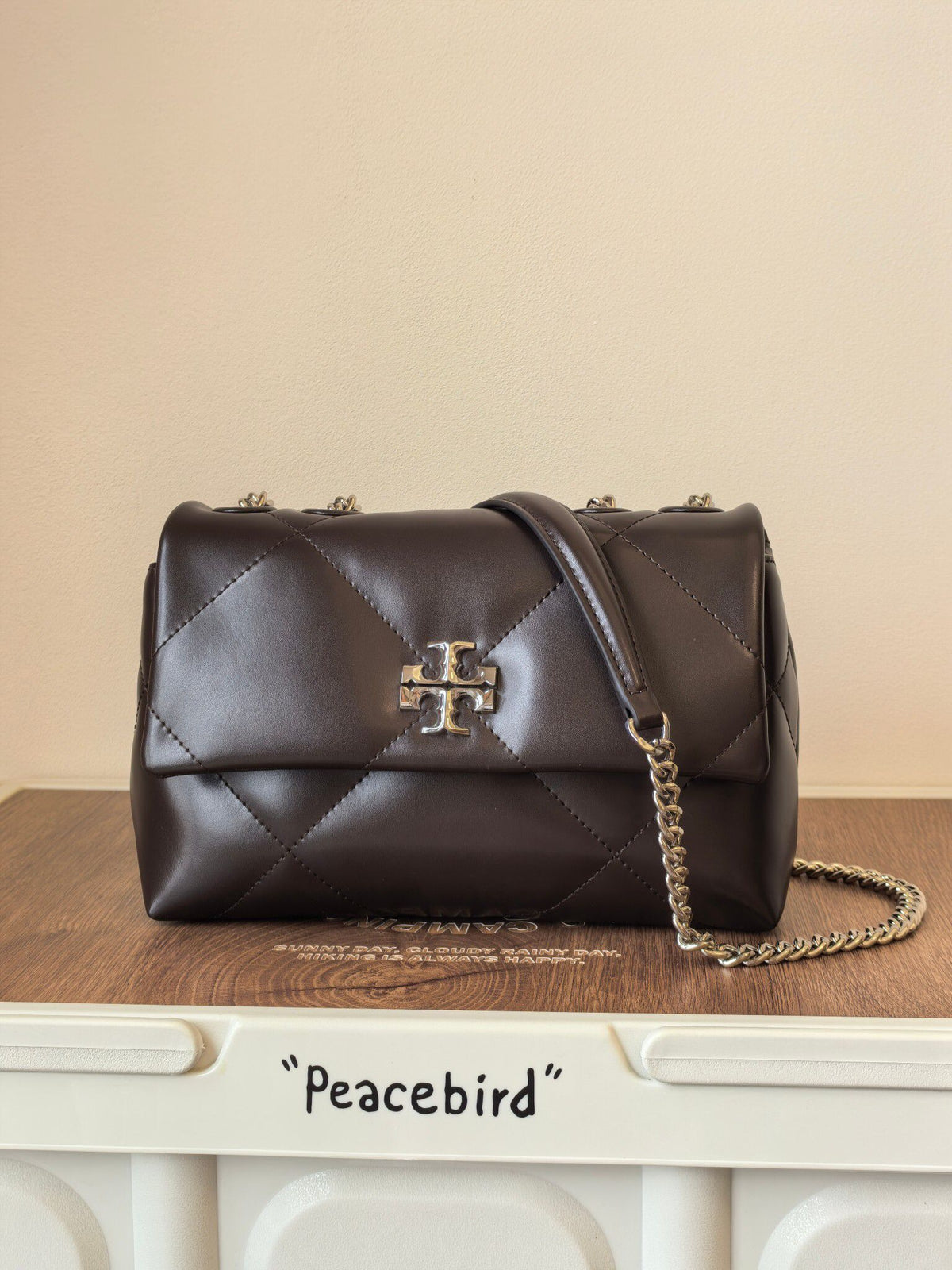 Number 512] This bag is really a bit high-end # niche bag. This Kira chain bag is tailor-made for delicate girls, with a gentle texture in chocolate color as a daily standard. It combines the classic elements of diamond grid pattern and metal chain, which