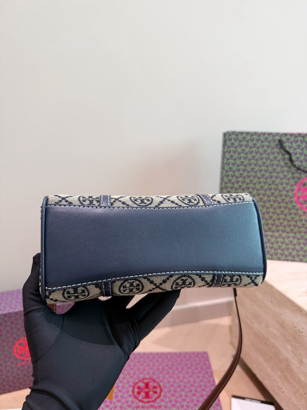 Folding gift box Tory Burch Tory Burch Tb, everyone's long-awaited Boston has finally arrived. It feels more like a small bowling bag and is also one of the hottest bag types this year. Compared with the old version, the contrasting color design is more