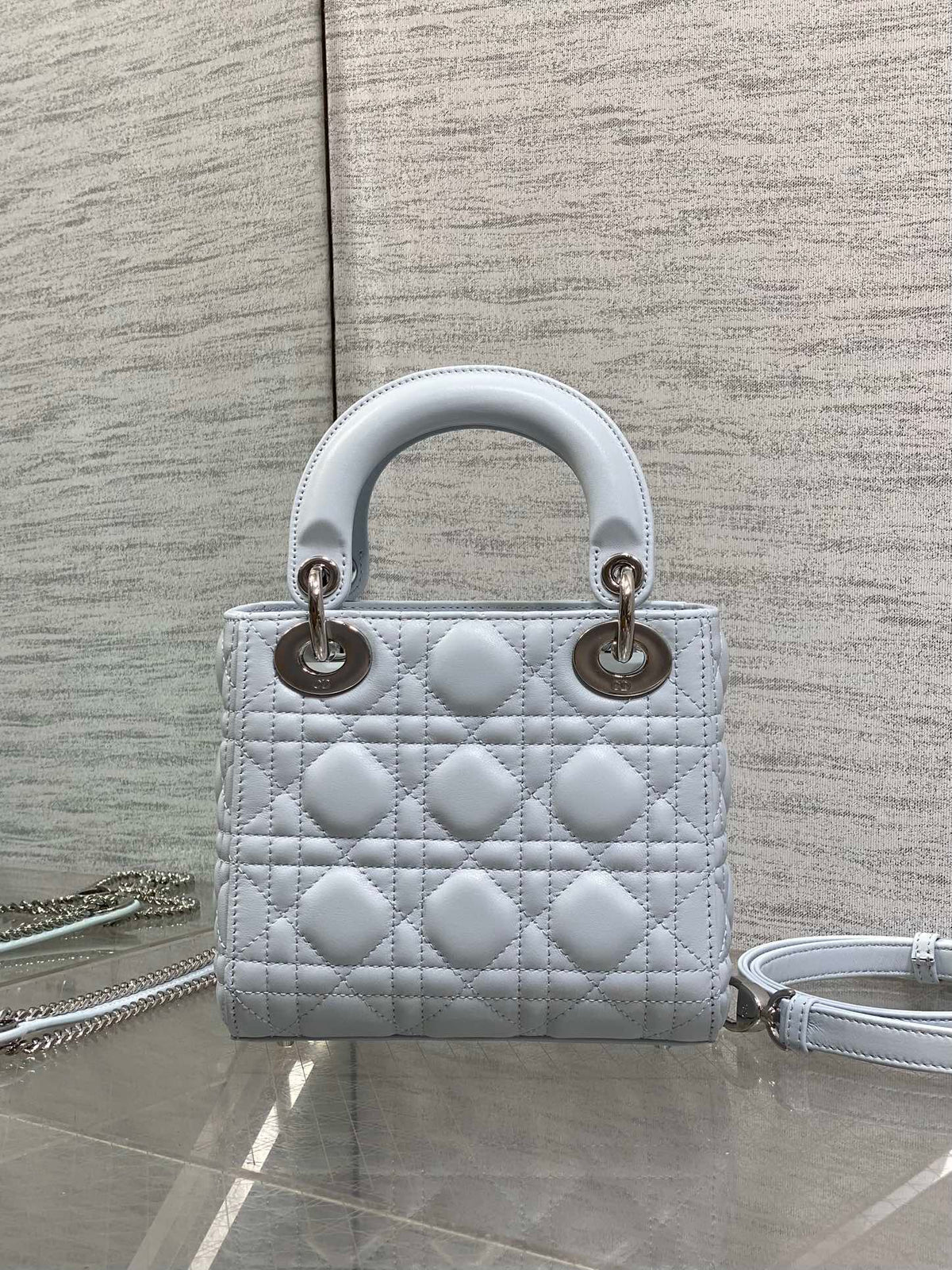 Glacier blue ready-made Classic Lady three-compartment bow bag. A must-have three-compartment small bag for everyone. Charming, elegant and full of aura. It is also full of femininity when carried cross-body. Classic fashion style. This beautiful bag is