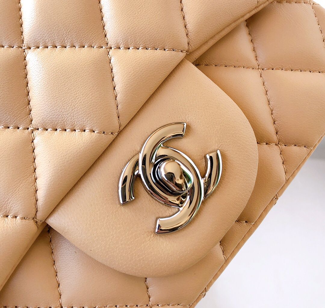 Fang Fatzi Mini 17cm CF has a very feminine elegance and inherits classics. It is listed as the historical sales champion and is an indispensable piece in every pink fan’s wardrobe. 17cm650 Sheepskin
