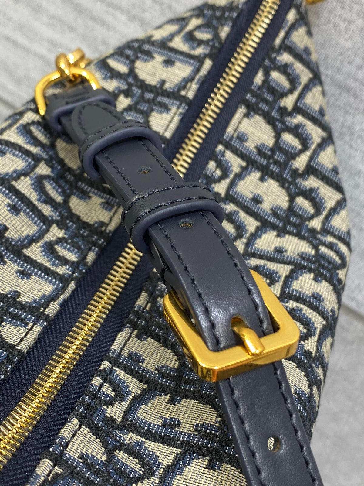 Ready stock Hobo star chain handbag series, upgraded version of the lunch box bag, practical design, equipped with an adjustable long shoulder strap, which greatly improves the practicality. The silhouette is soft and ultra-light for personal use. The