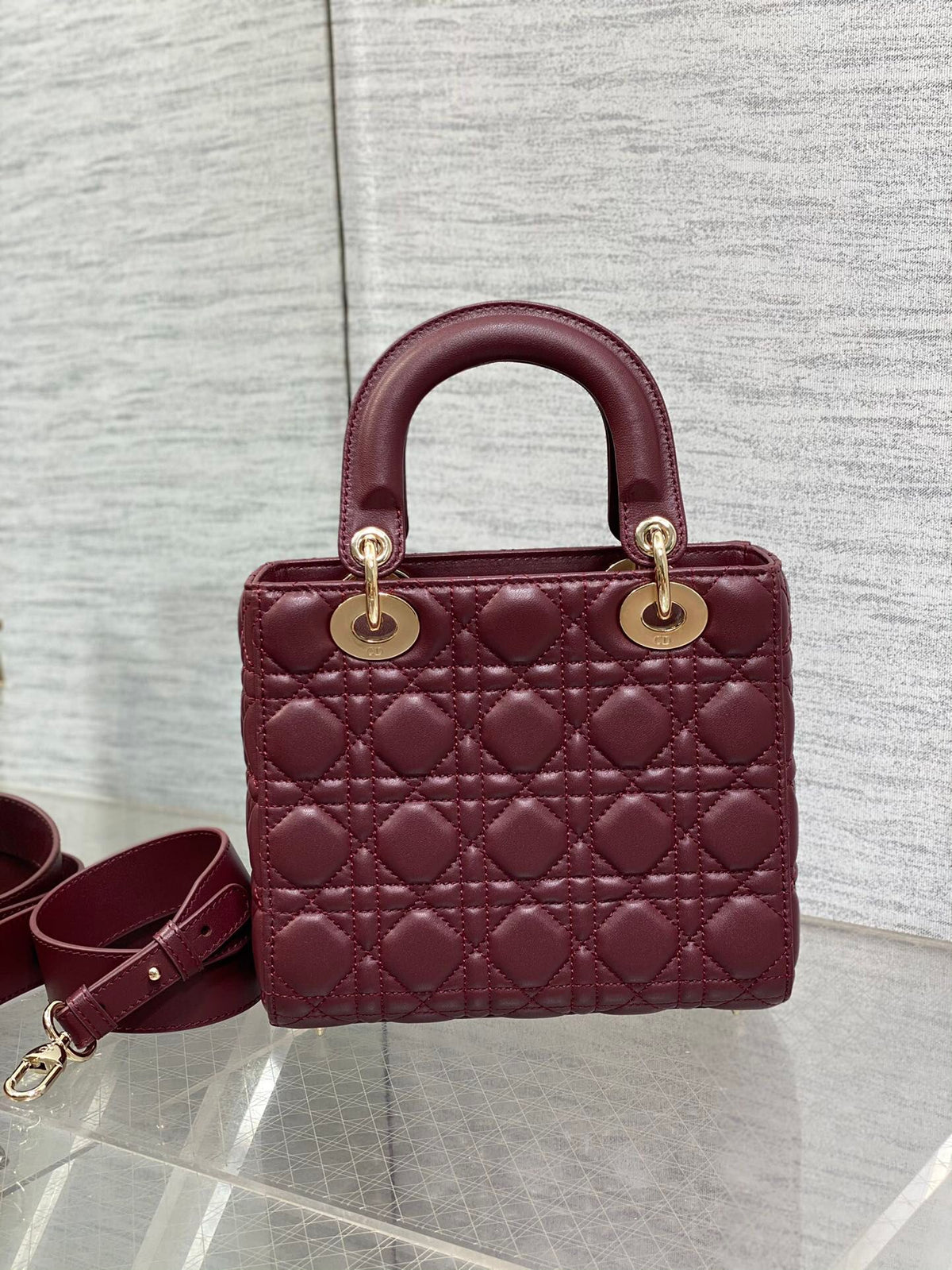 Lady's four-frame burgundy sheepskin gold buckle series, the latest colors for spring and summer, fresh style, and the latest letter shoulder straps are extra points. 6 letters are delivered. Babies can choose the buttons they like as they like. No need