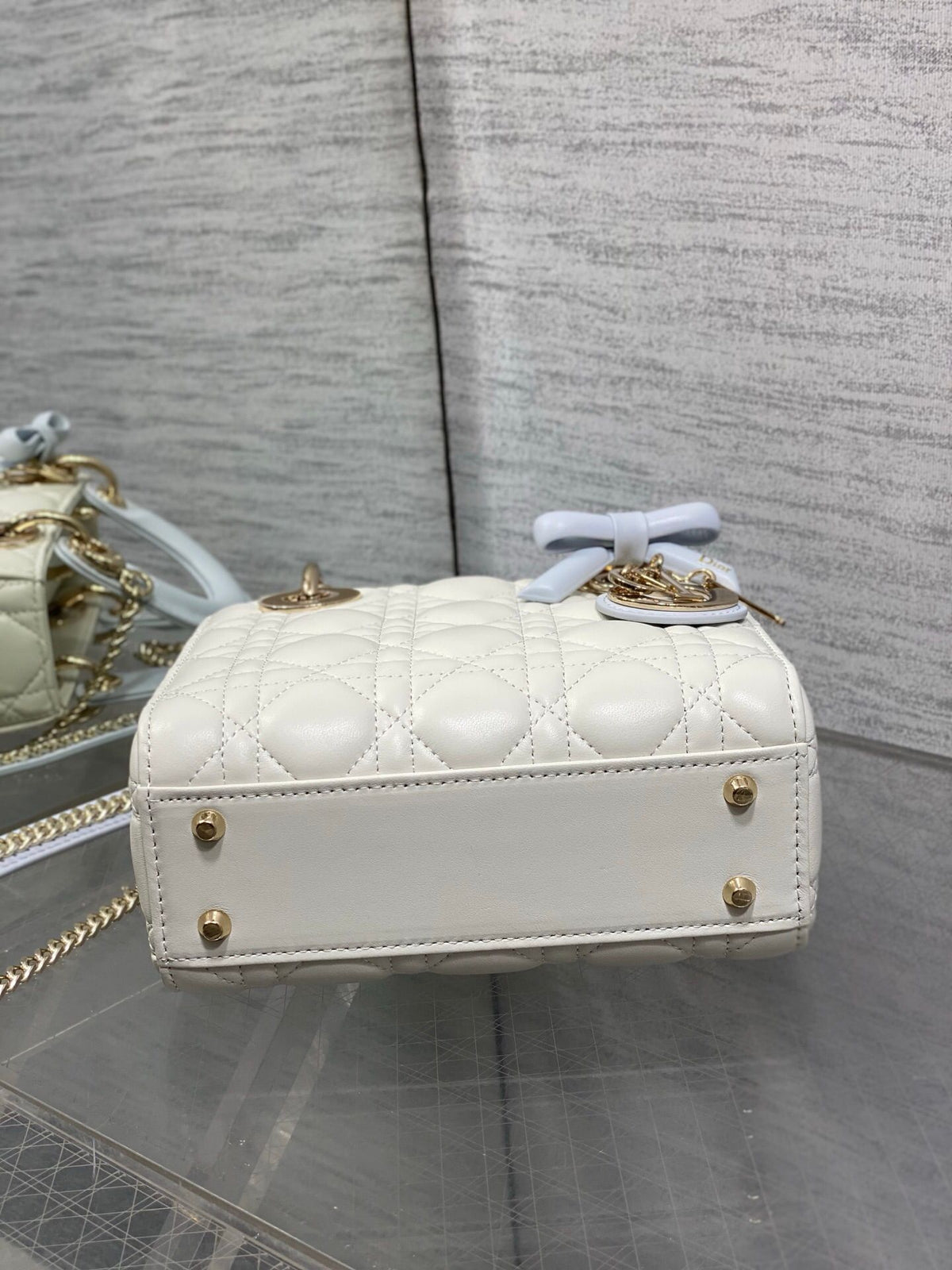 Classic Lady's latest bow-tie Princess Diana bag. A must-have three-compartment bag for everyone. Charming, elegant and full of aura. It is also full of femininity when carried cross-body. Classic fashion style. This beautiful bag is available on Instagra