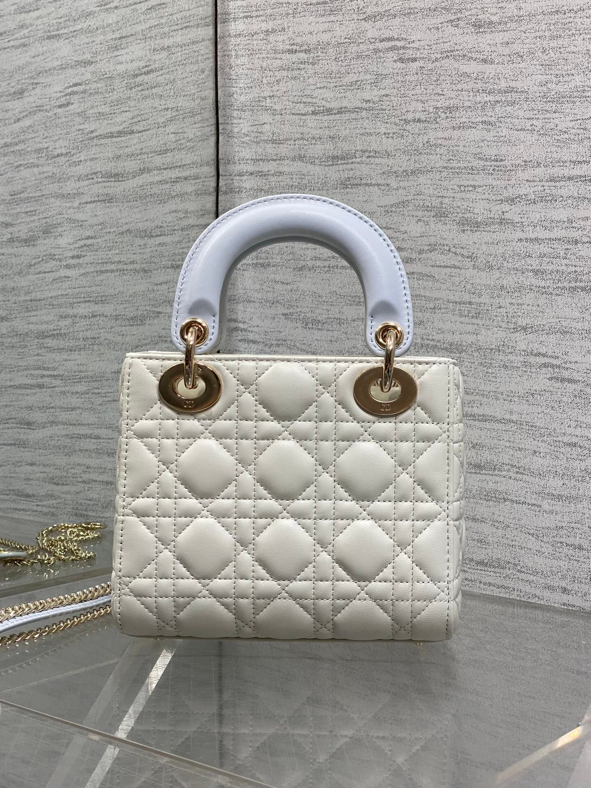 Classic Lady's latest bow-tie Princess Diana bag. A must-have three-compartment bag for everyone. Charming, elegant and full of aura. It is also full of femininity when carried cross-body. Classic fashion style. This beautiful bag is available on Instagra