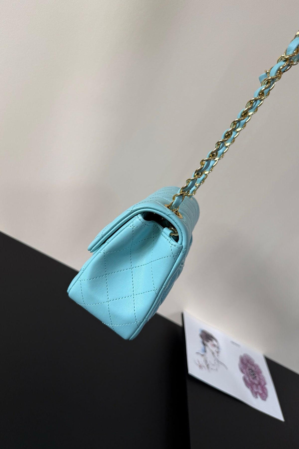 Tiffany blue and gold Classic Flap classic Cf square fat return is exquisite and durable. It is a timeless style that can be matched with anything.